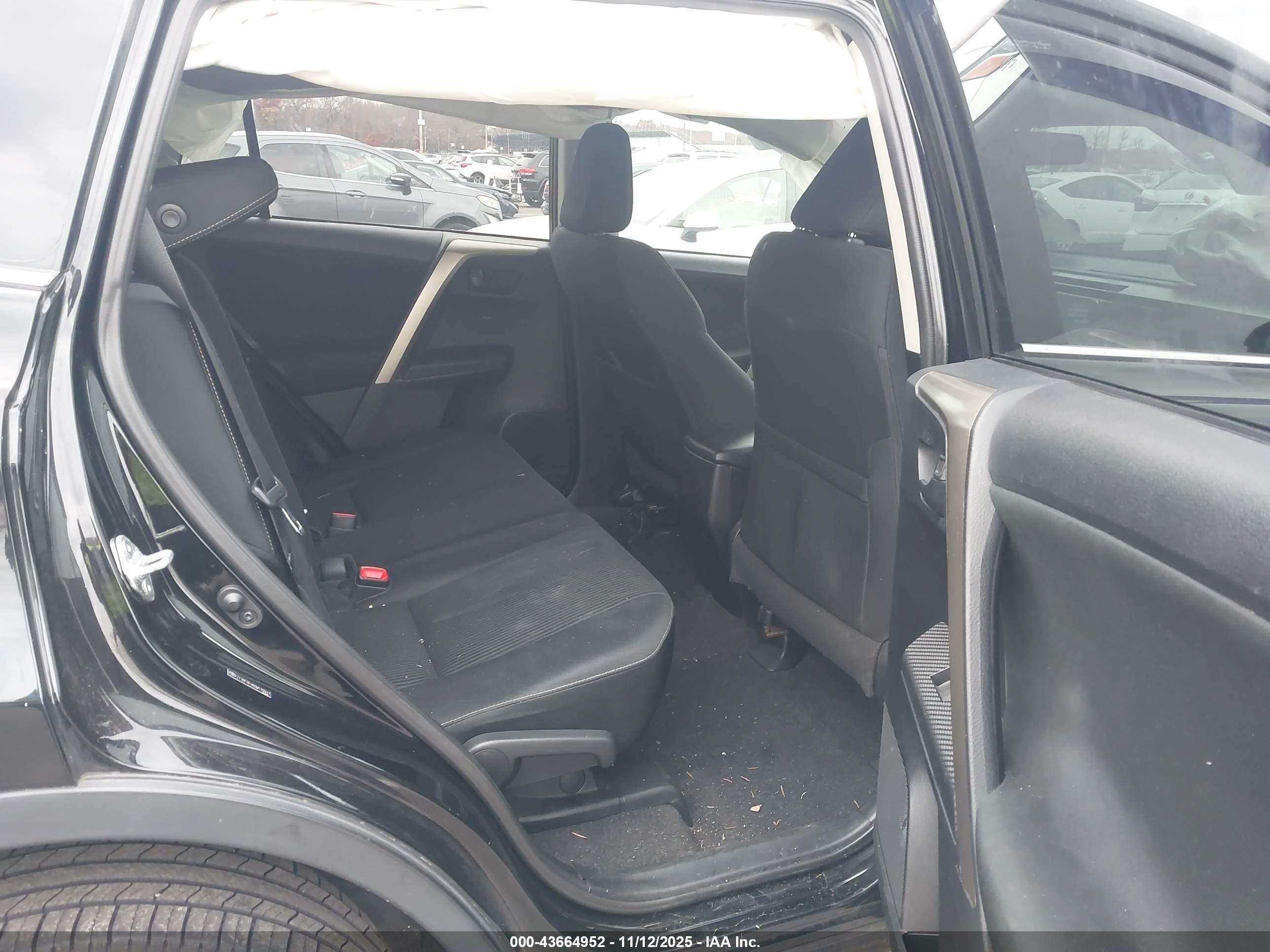TOYOTA RAV4 image 8