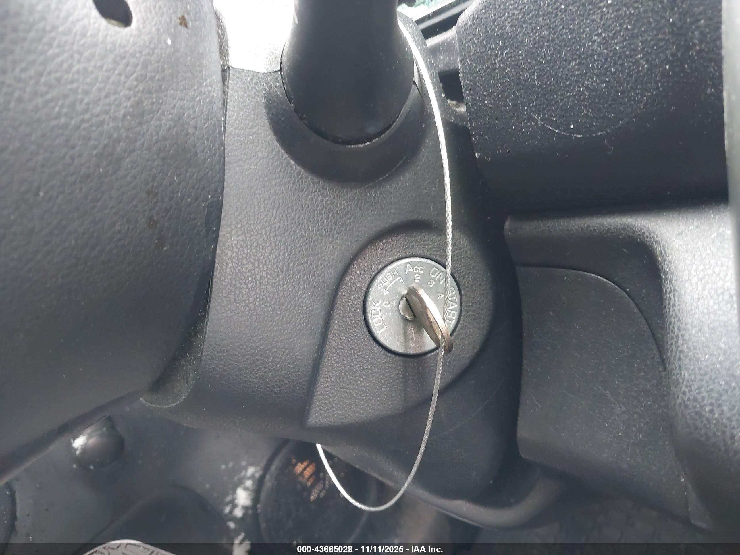 NISSAN VERSA image 11