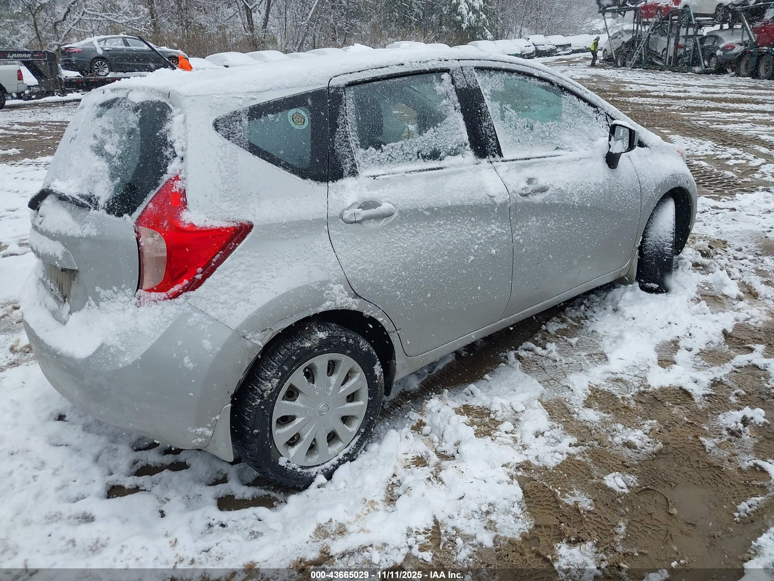 NISSAN VERSA image 4