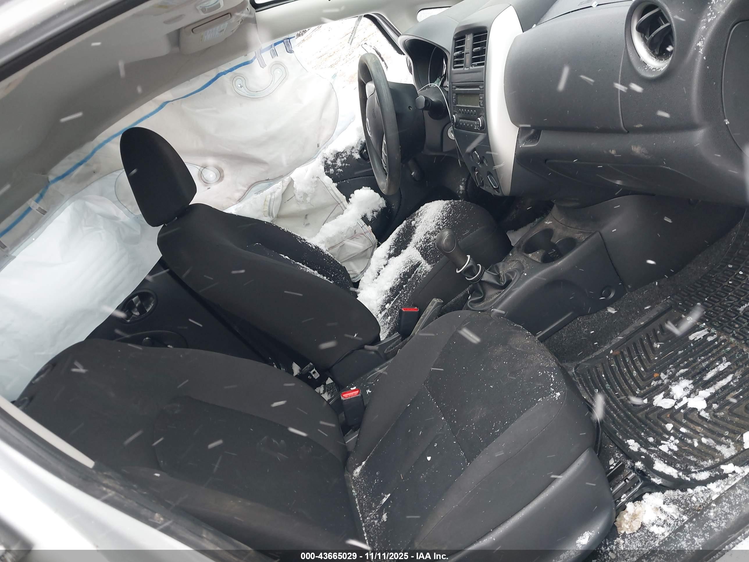 NISSAN VERSA image 5