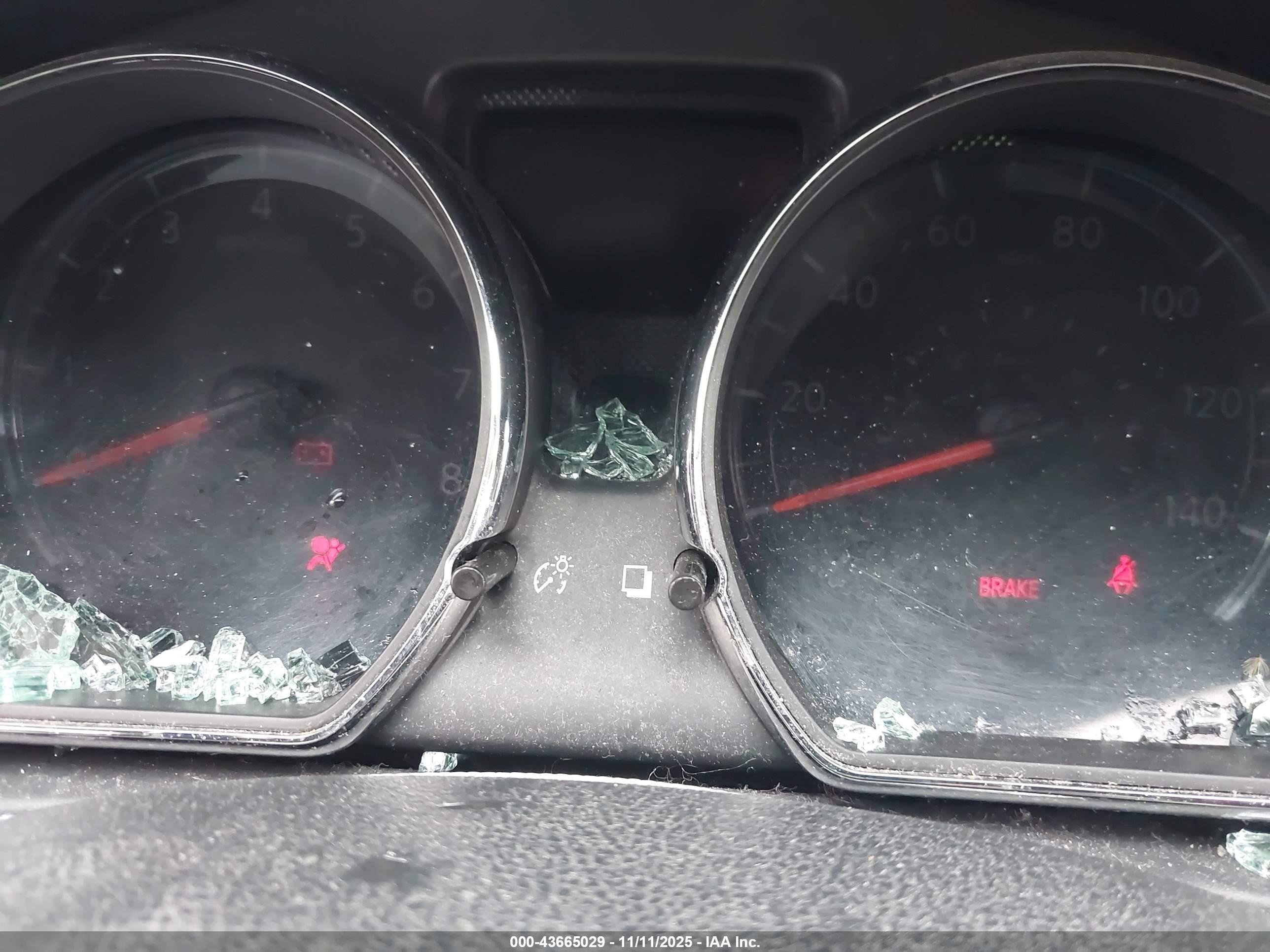 NISSAN VERSA image 7