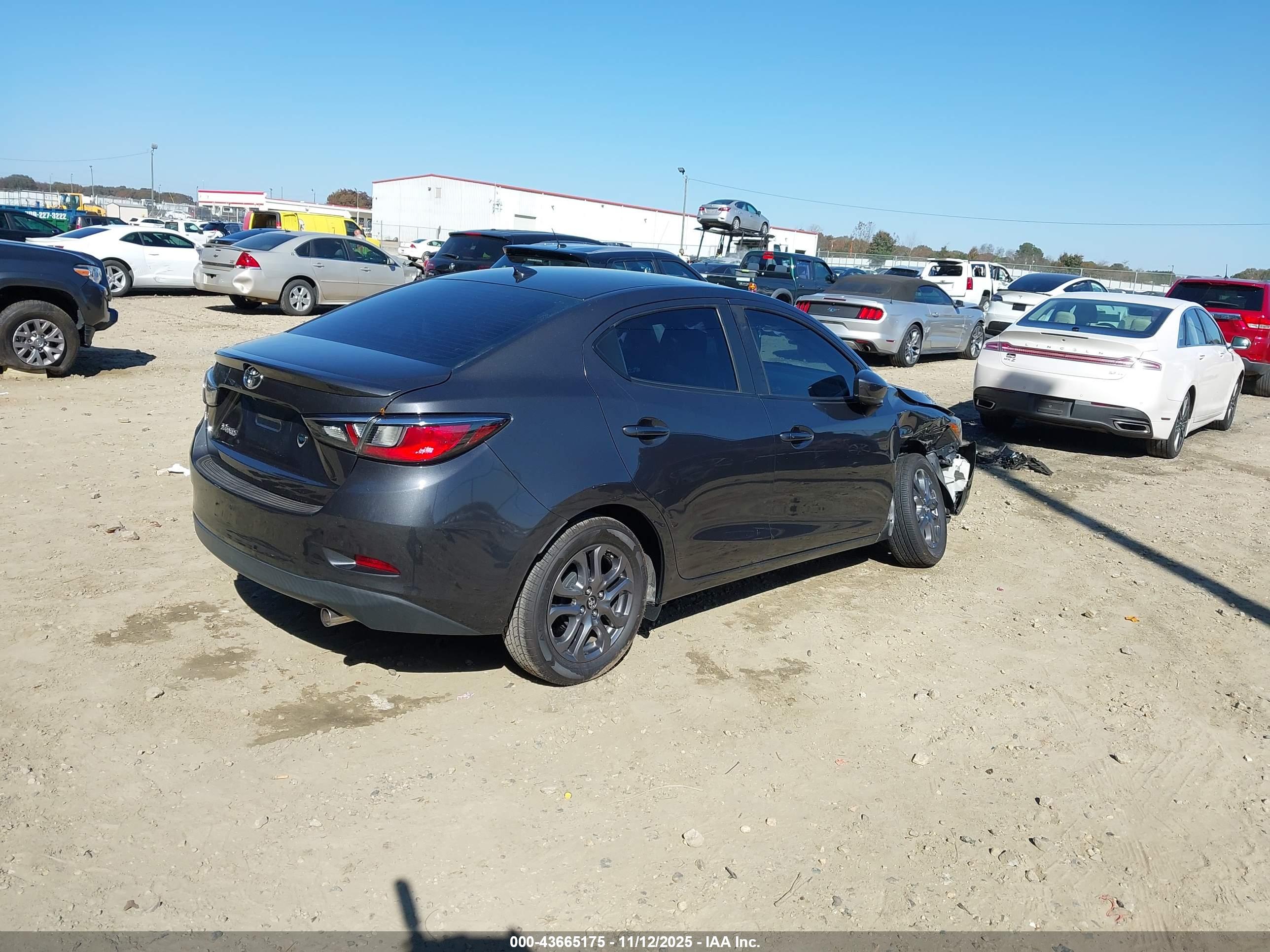 TOYOTA YARIS image 4