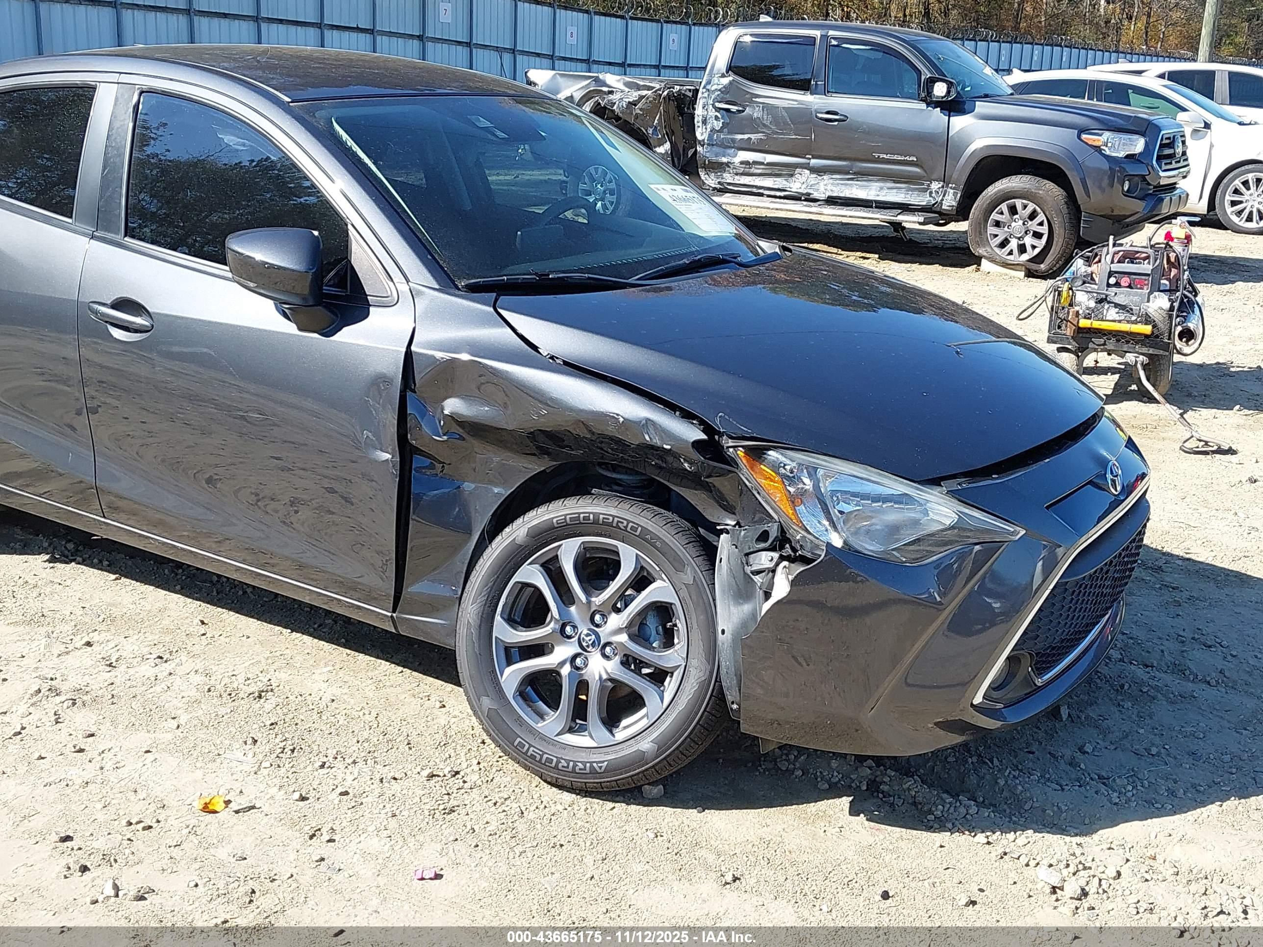 TOYOTA YARIS image 6