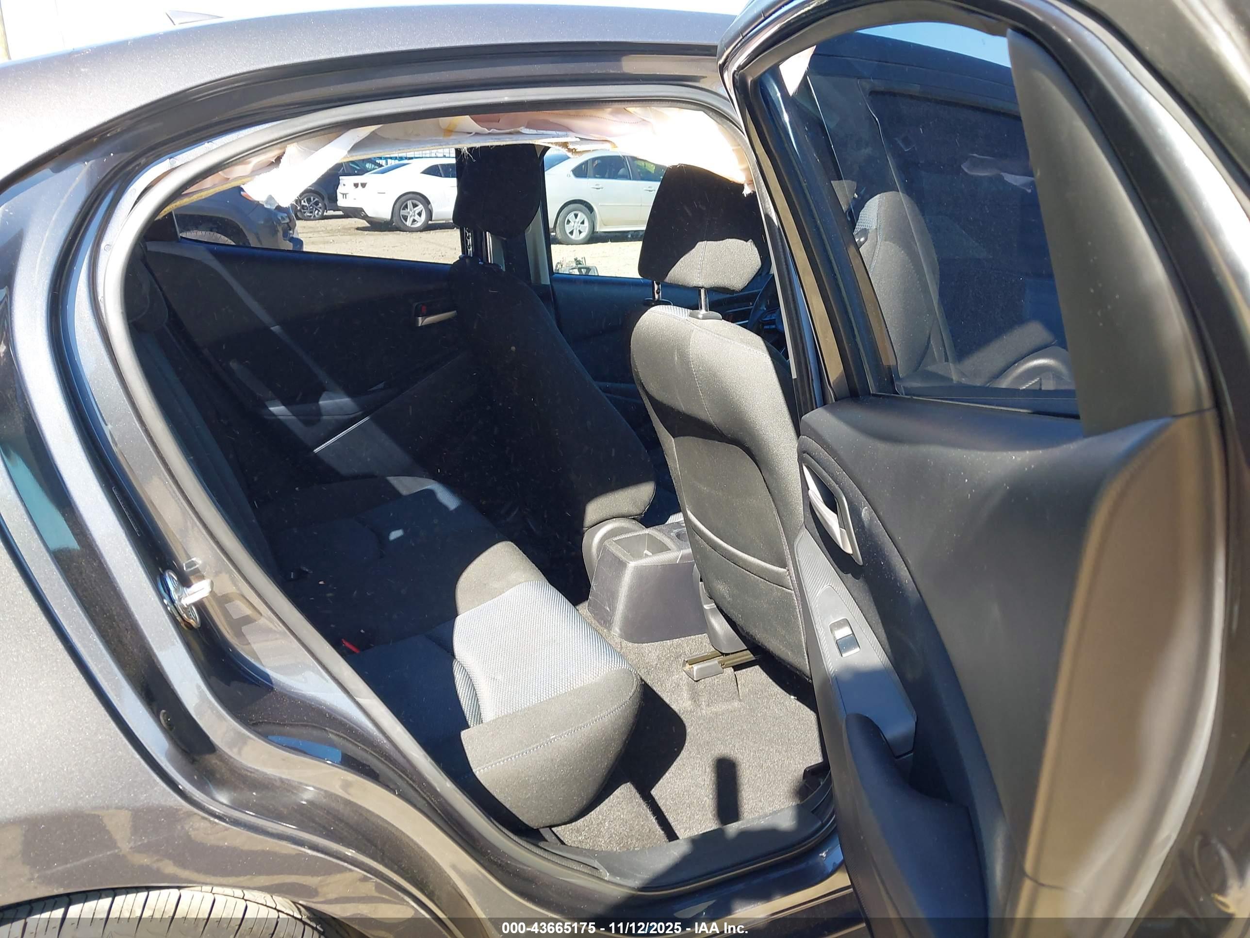 TOYOTA YARIS image 8