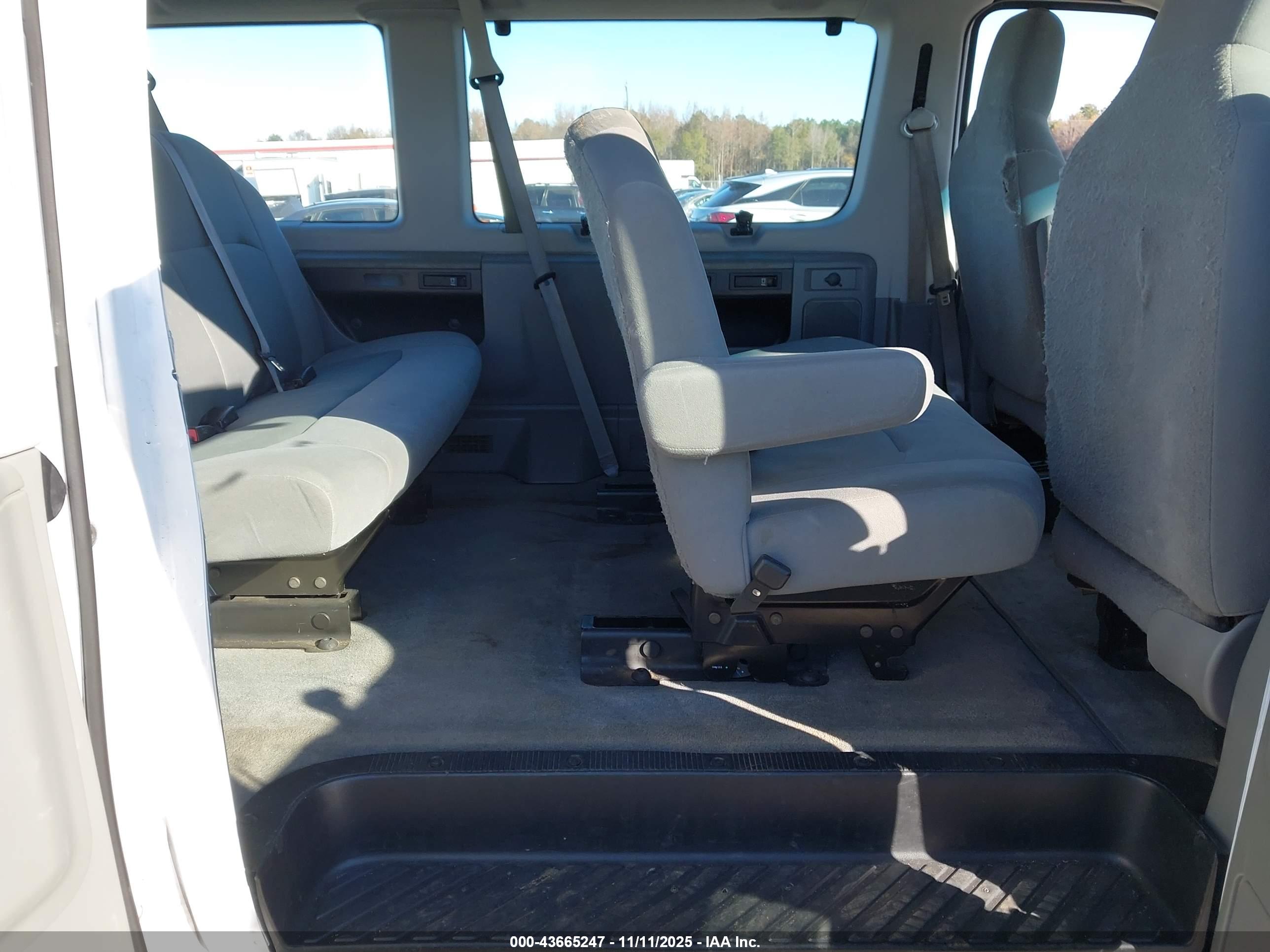FORD E-350 image 8
