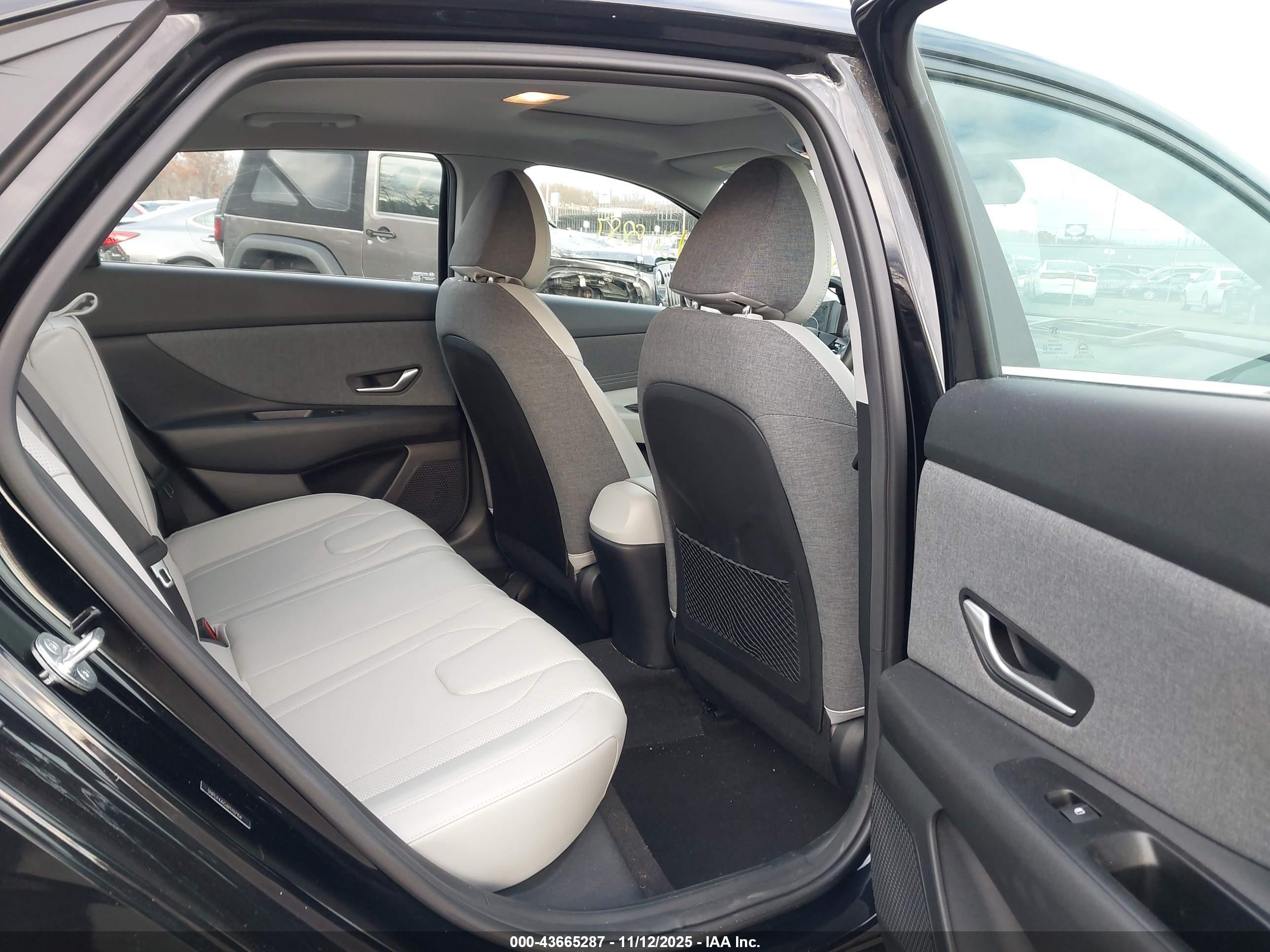 HYUNDAI ELANTRA image 8