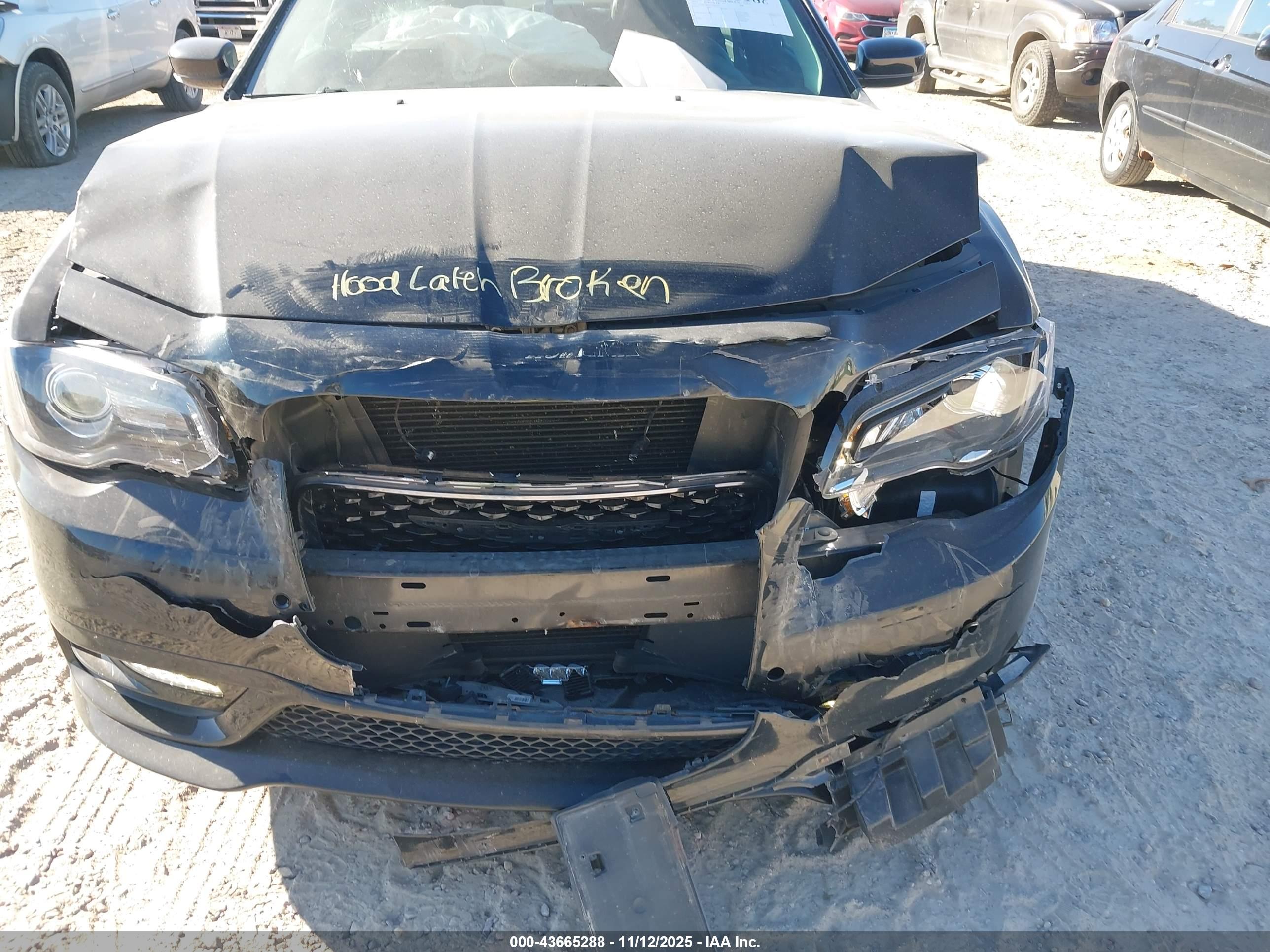CHRYSLER 300 image 6