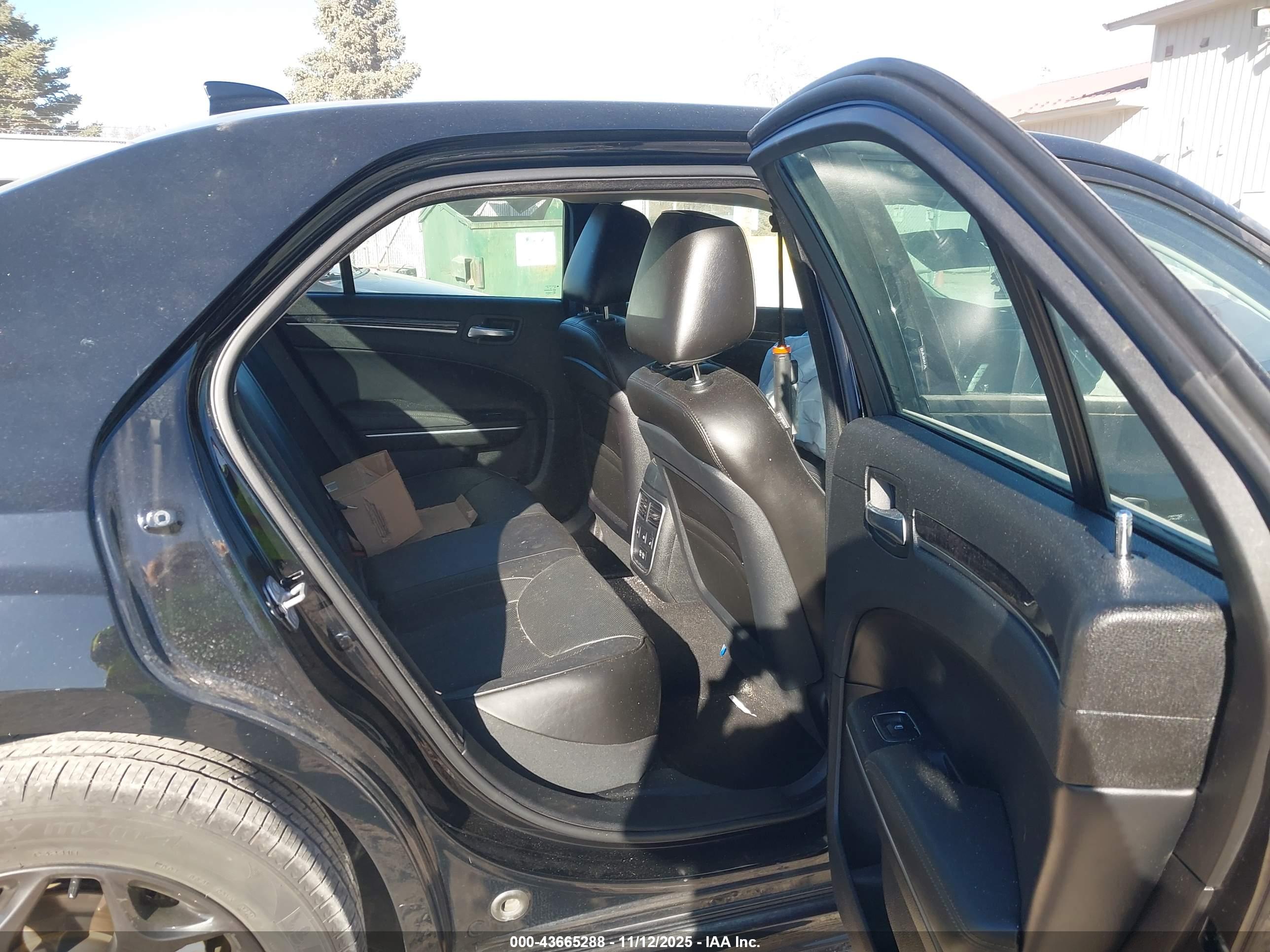 CHRYSLER 300 image 8
