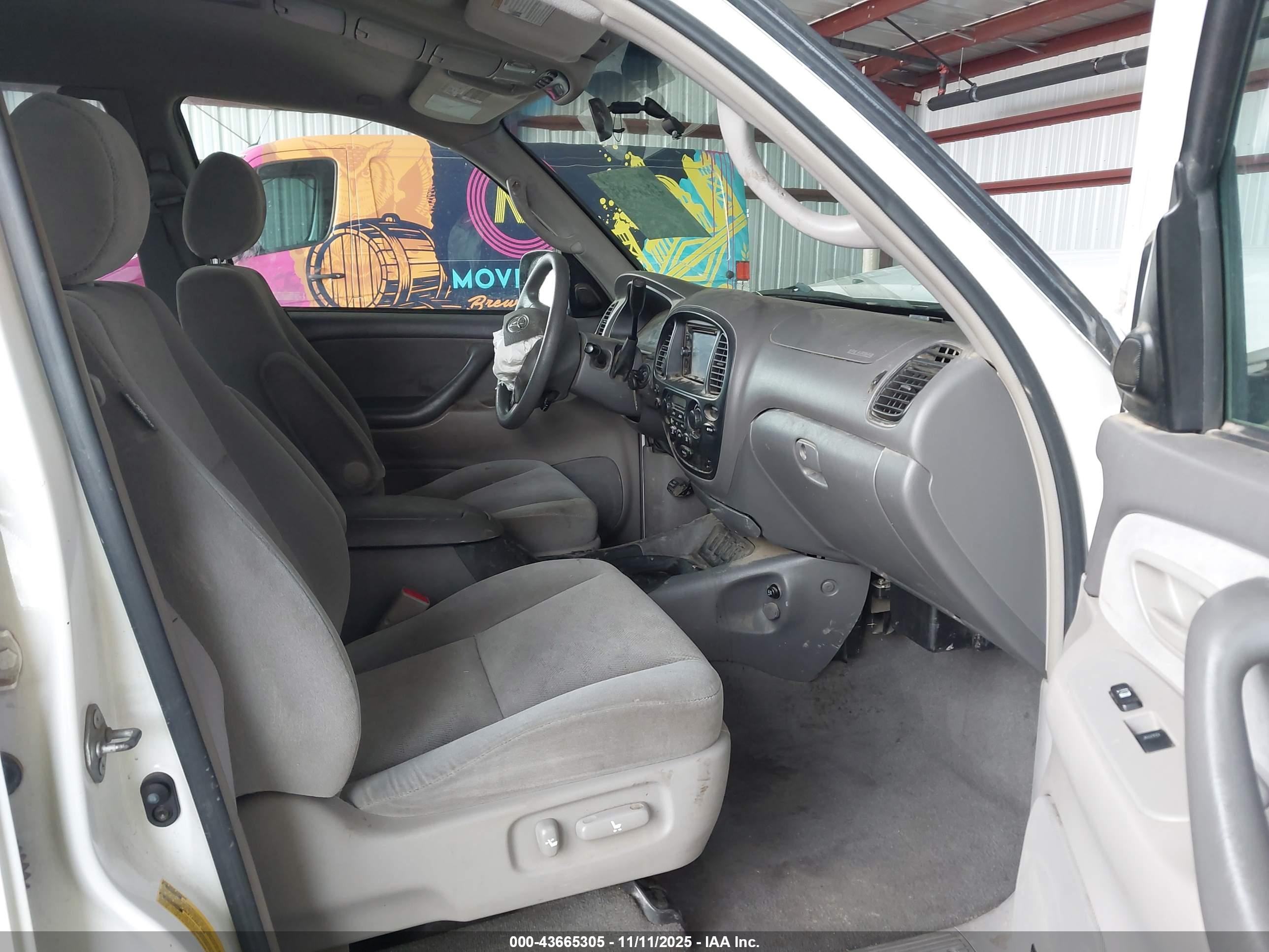 TOYOTA SEQUOIA image 5