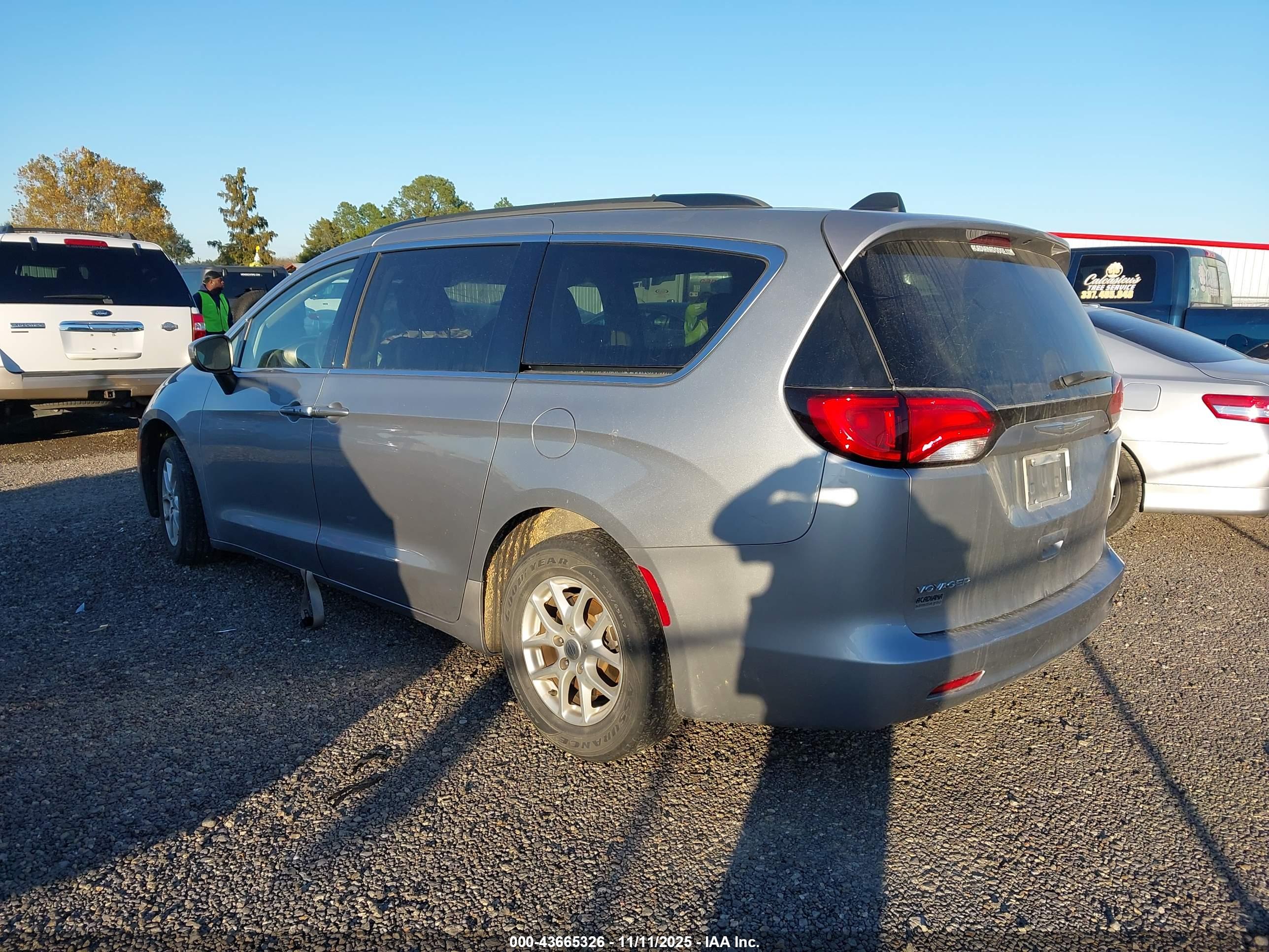 CHRYSLER VOYAGER image 3