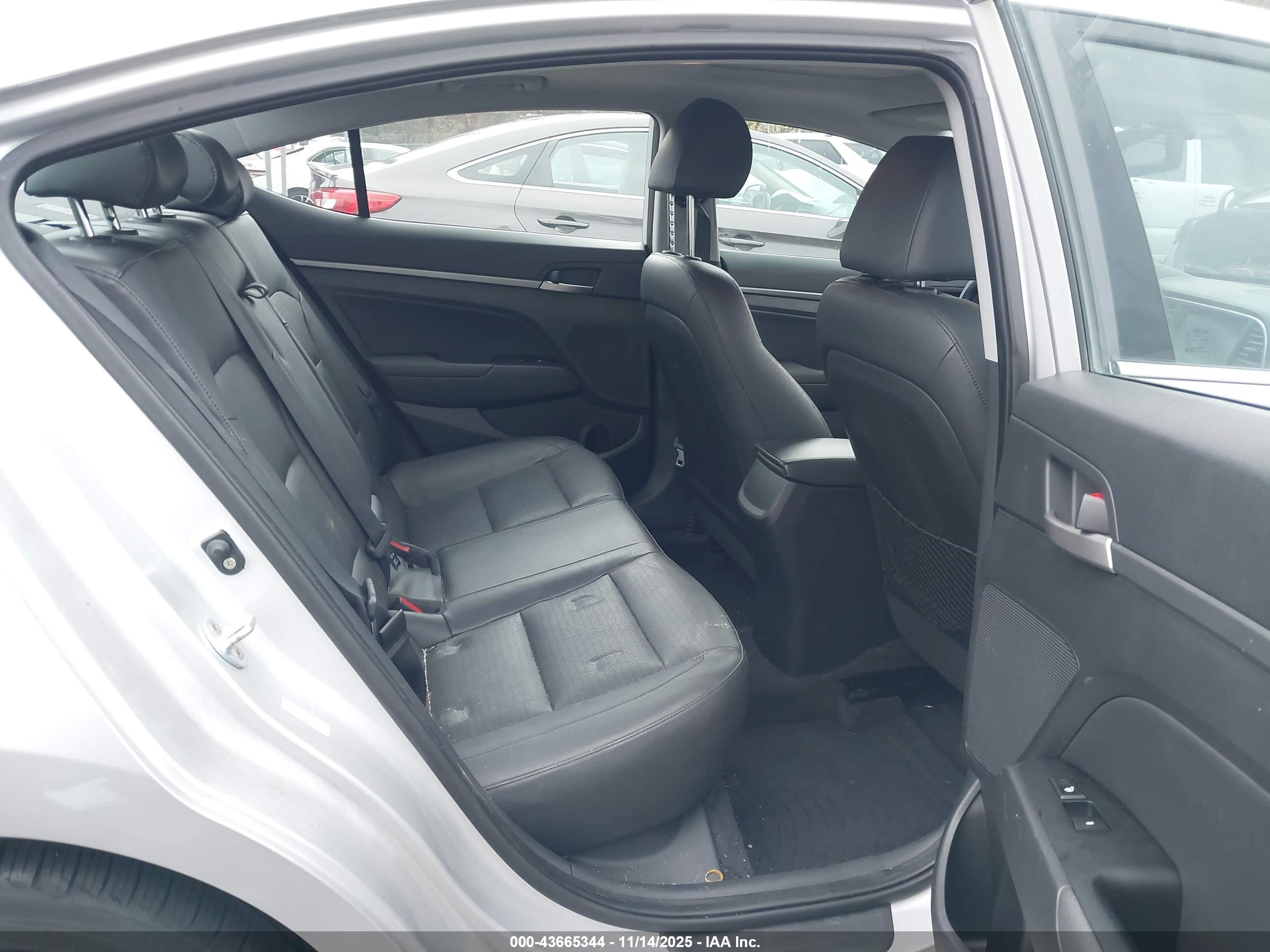HYUNDAI ELANTRA image 8