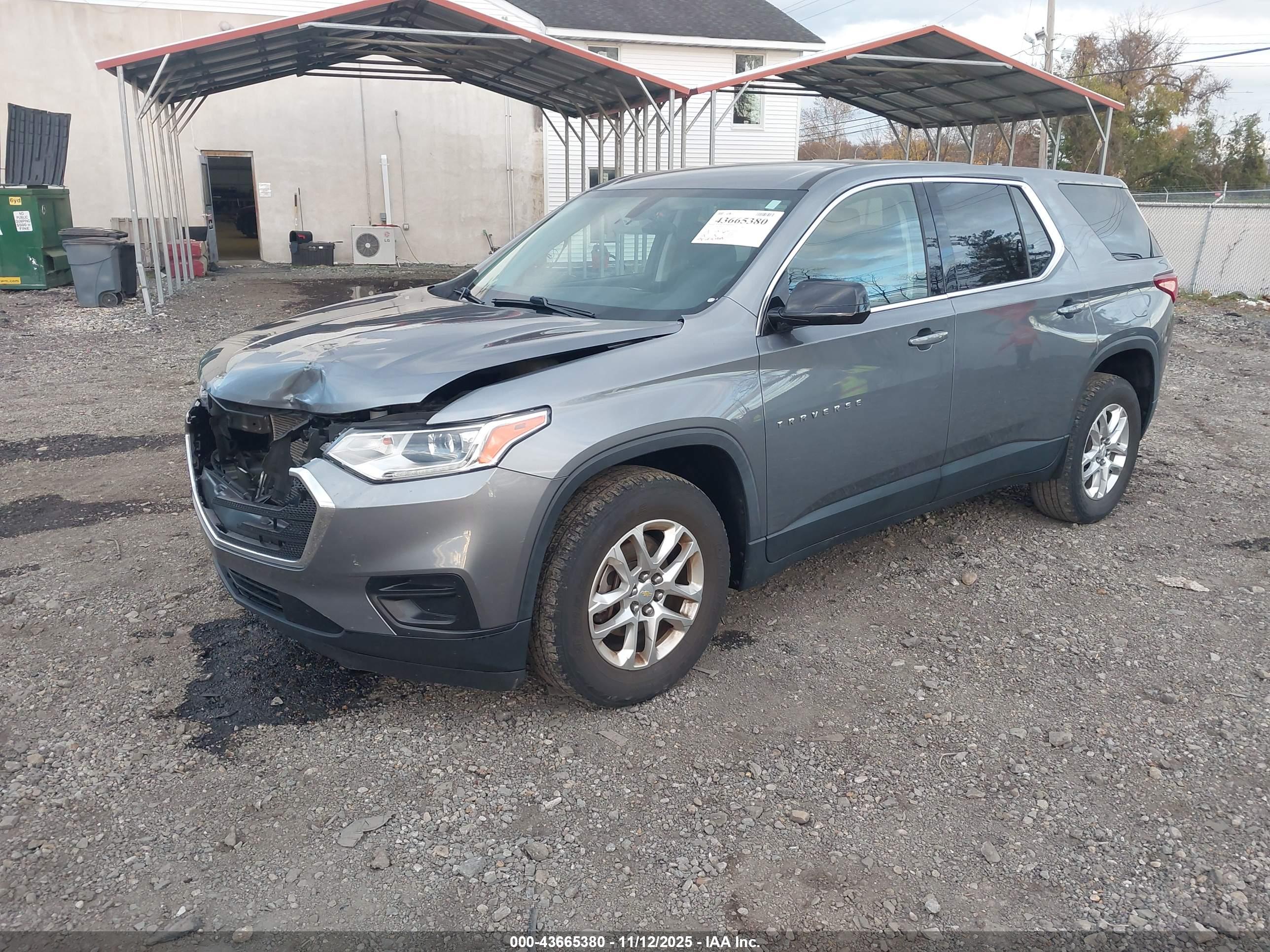 CHEVROLET TRAVERSE image 2