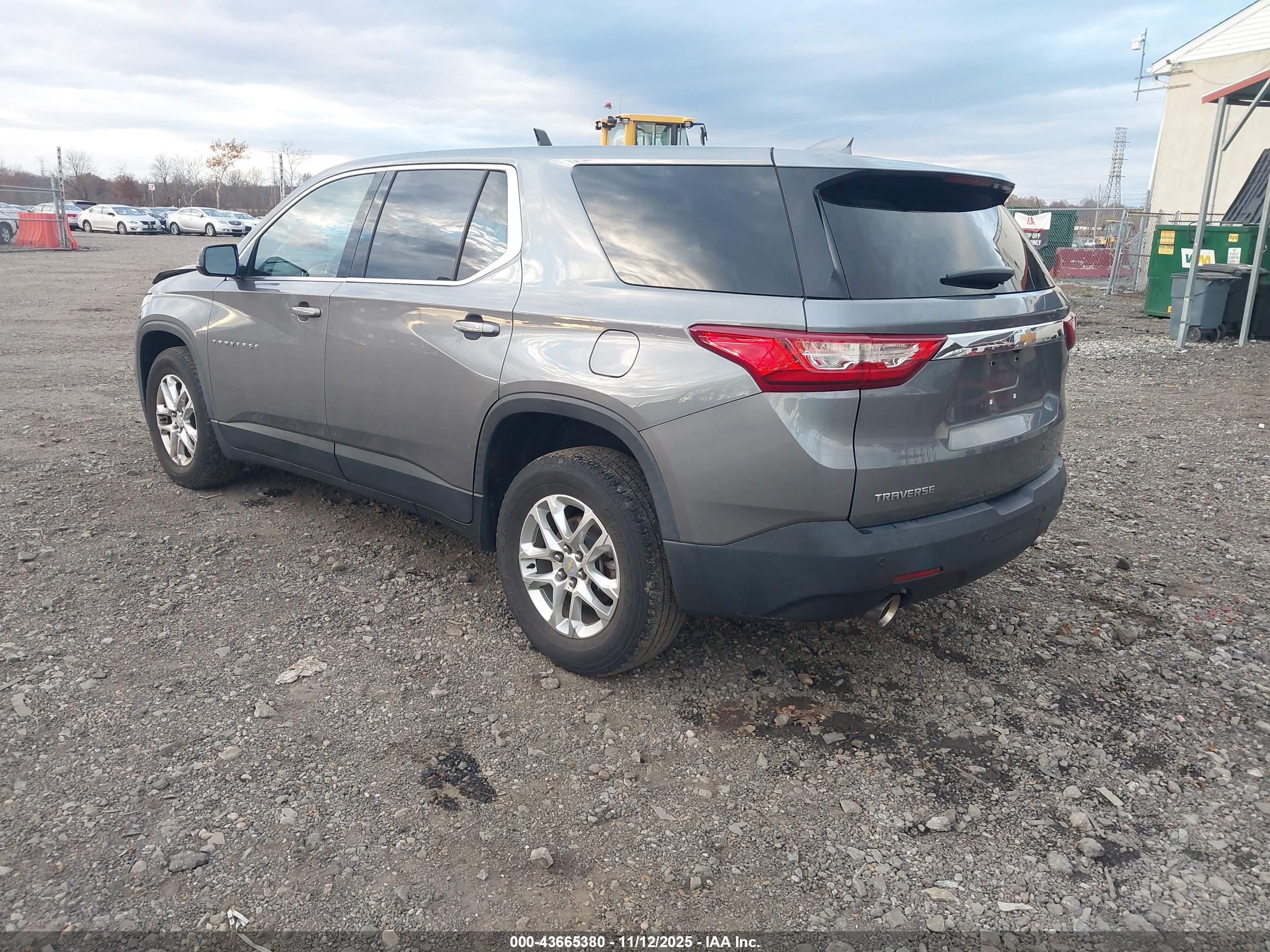 CHEVROLET TRAVERSE image 3