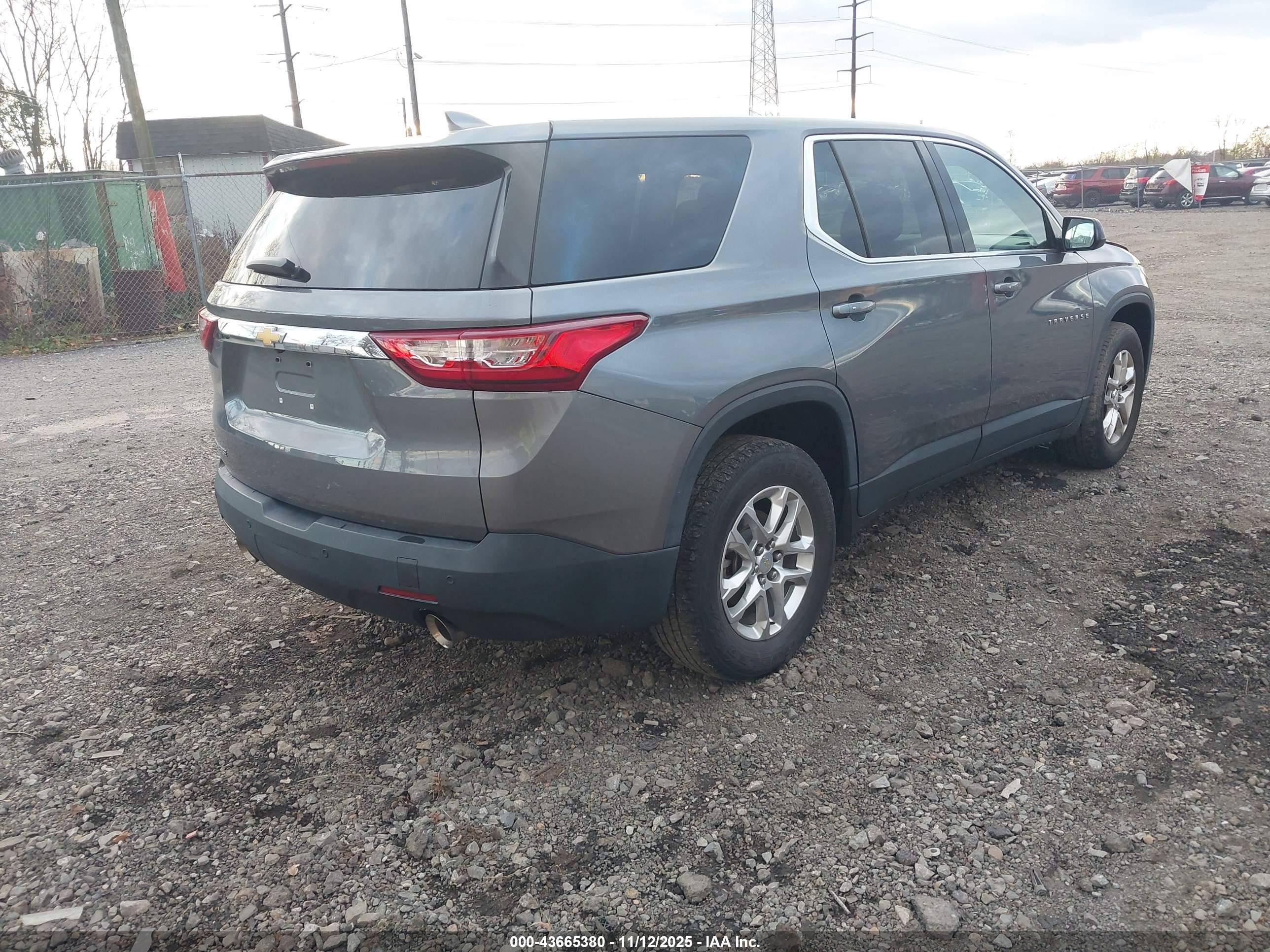 CHEVROLET TRAVERSE image 4