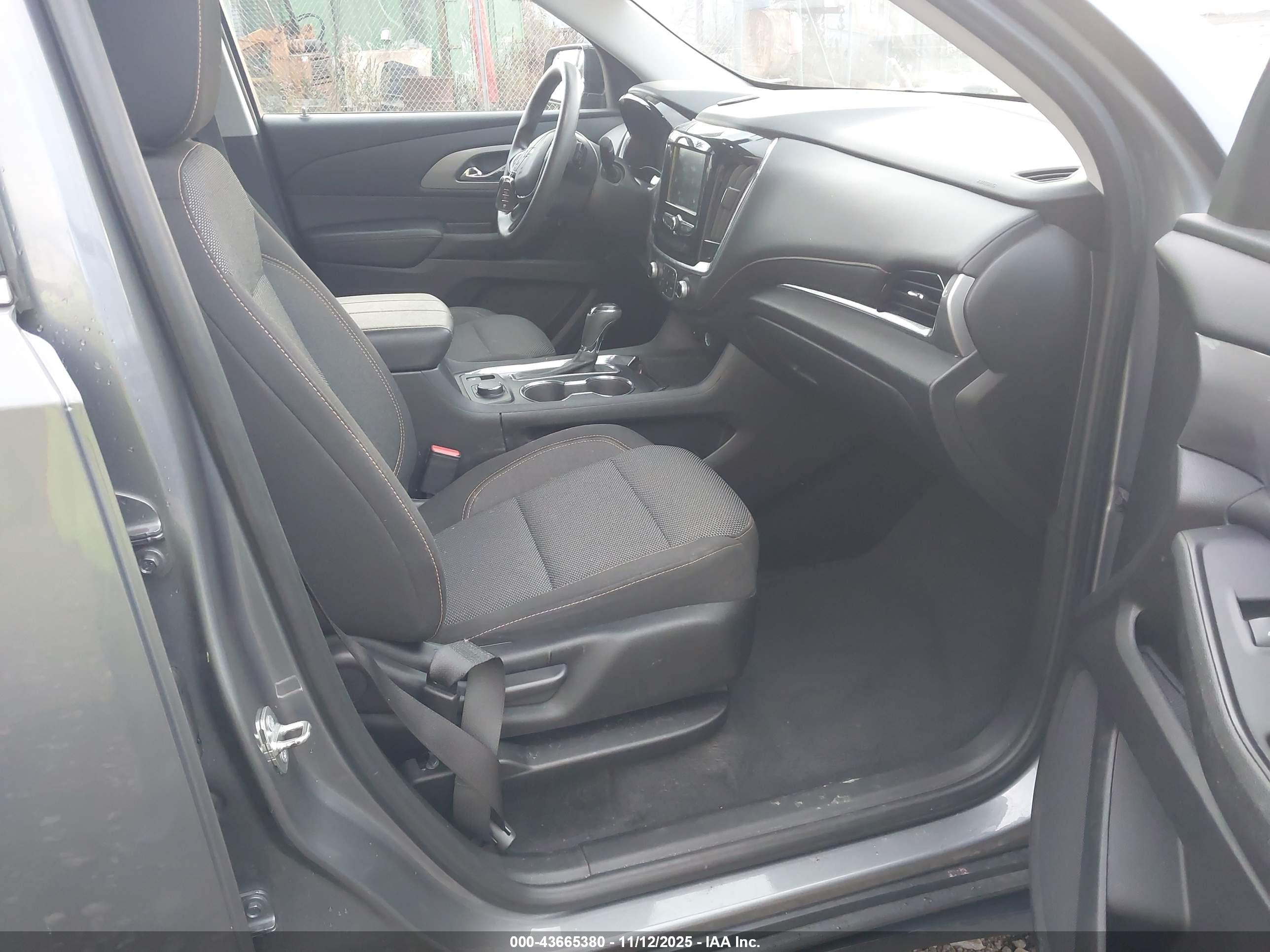 CHEVROLET TRAVERSE image 5