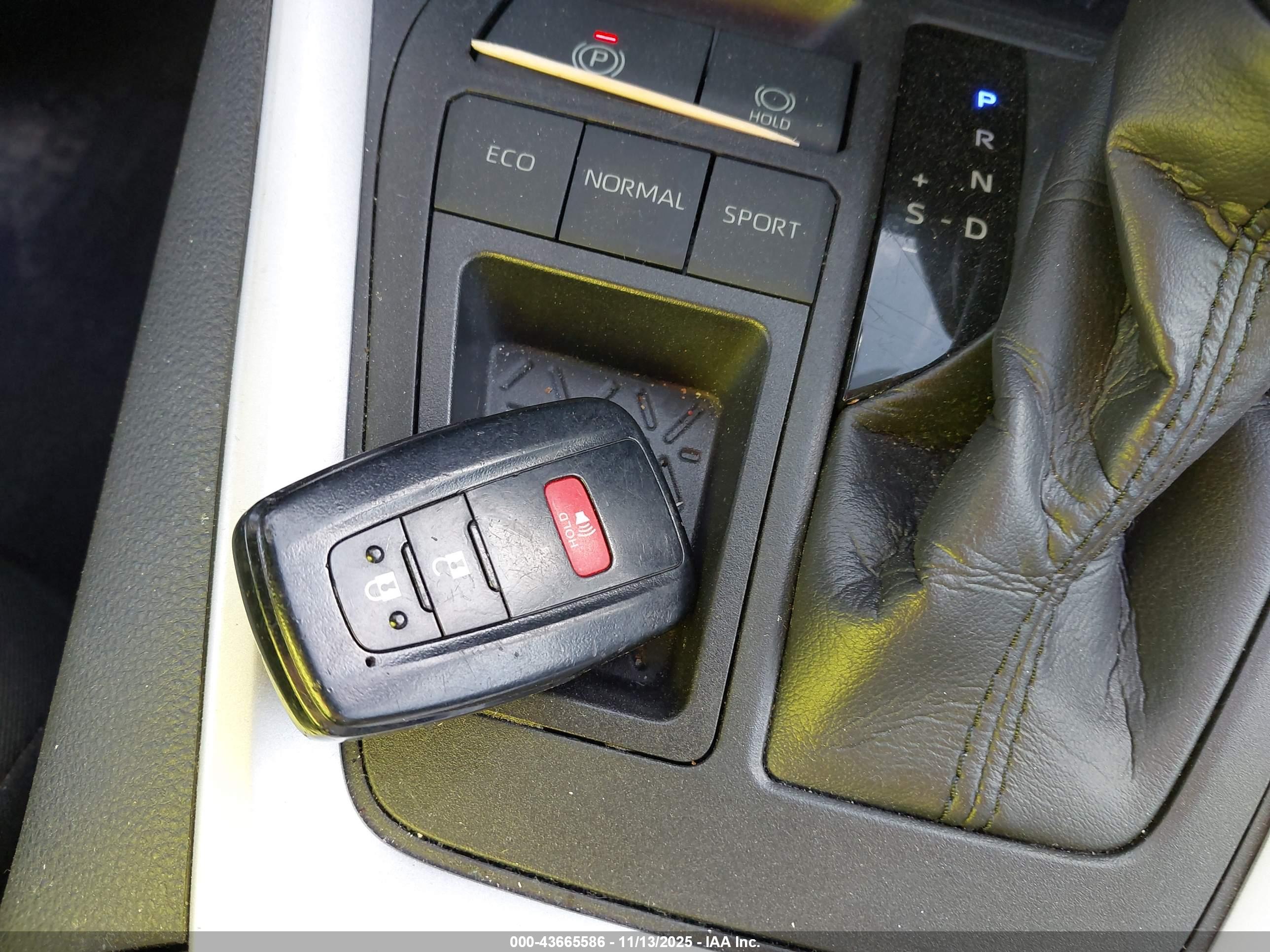 TOYOTA RAV4 image 11