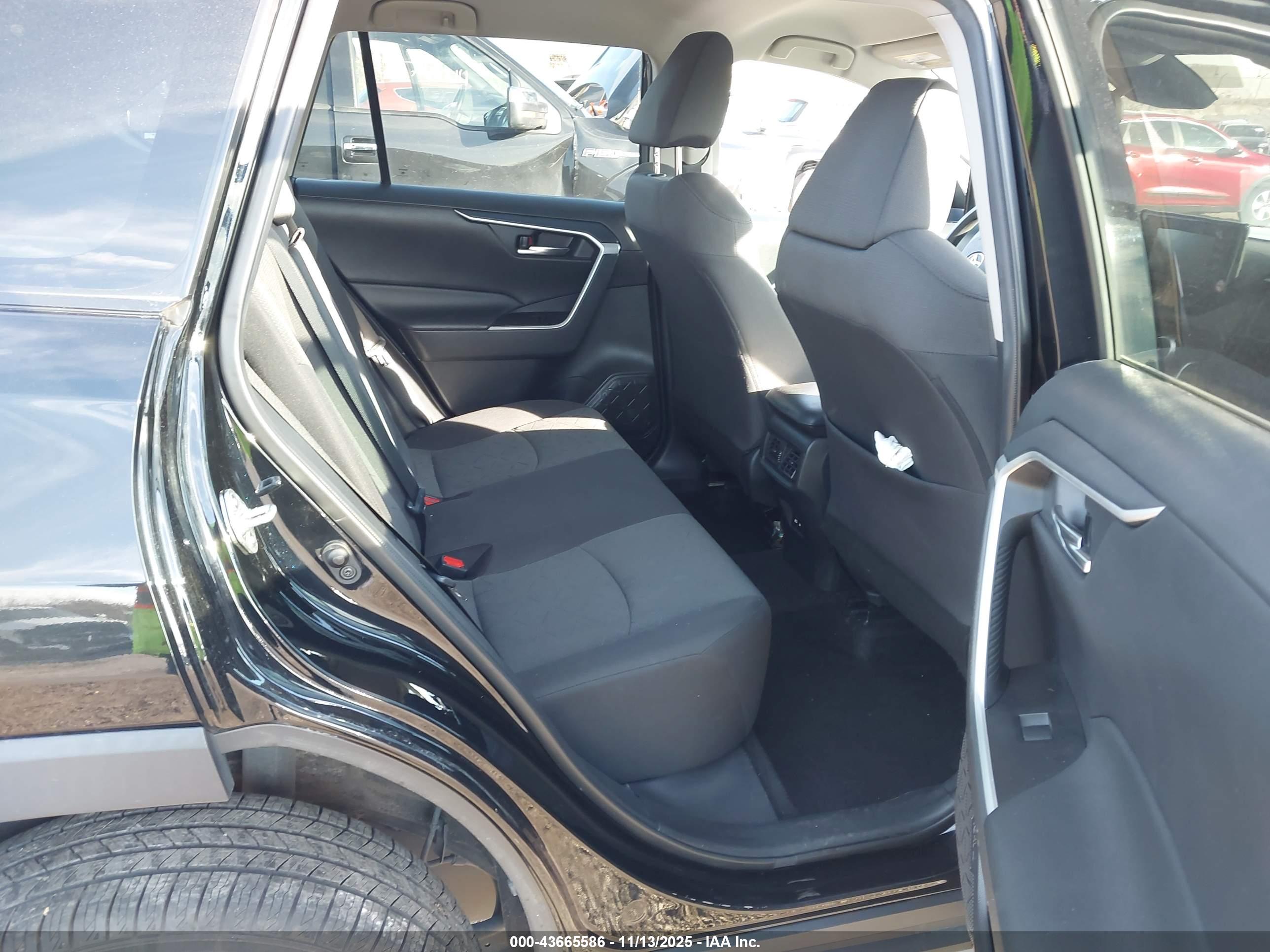 TOYOTA RAV4 image 8