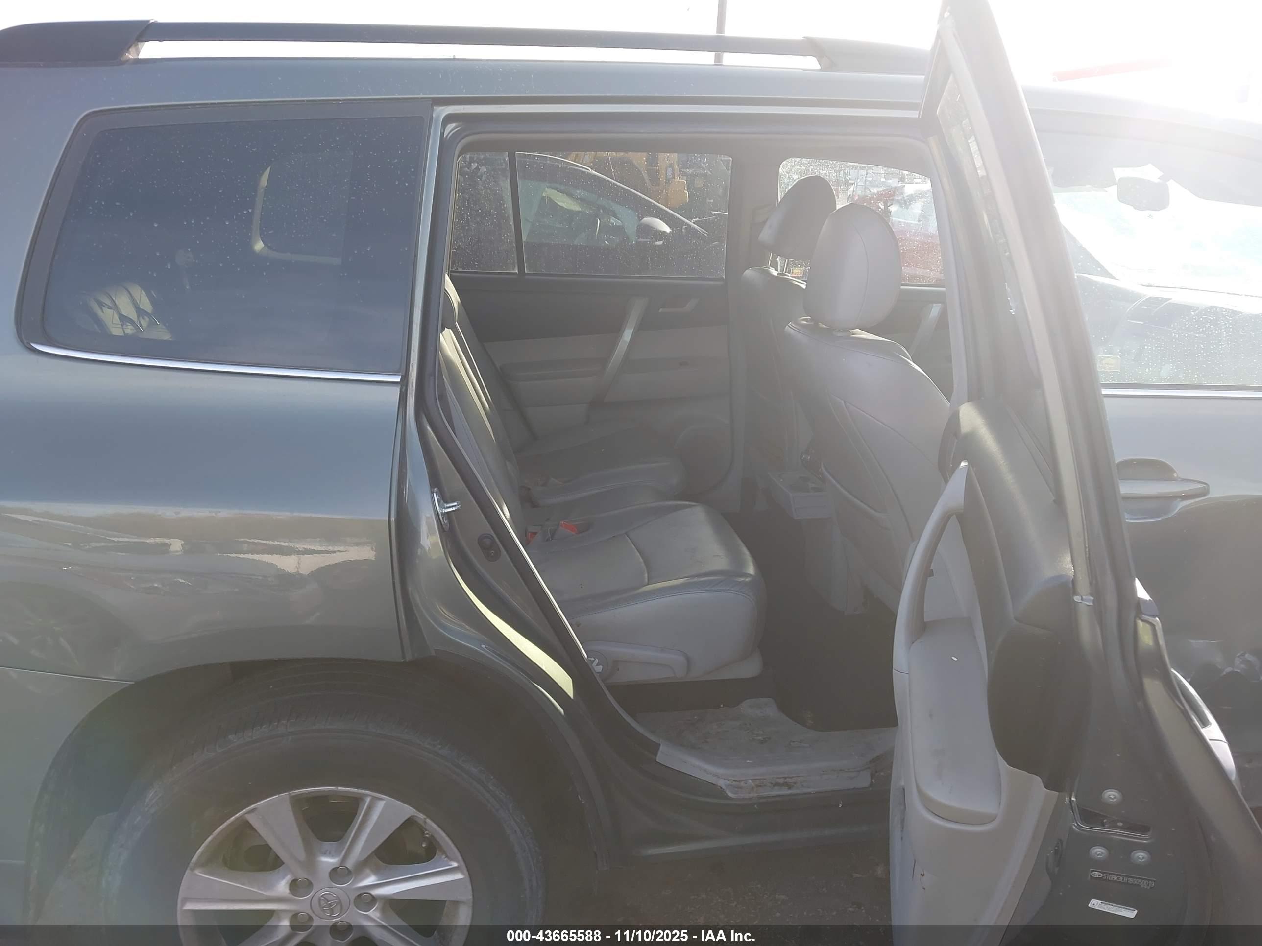 TOYOTA HIGHLANDER image 8