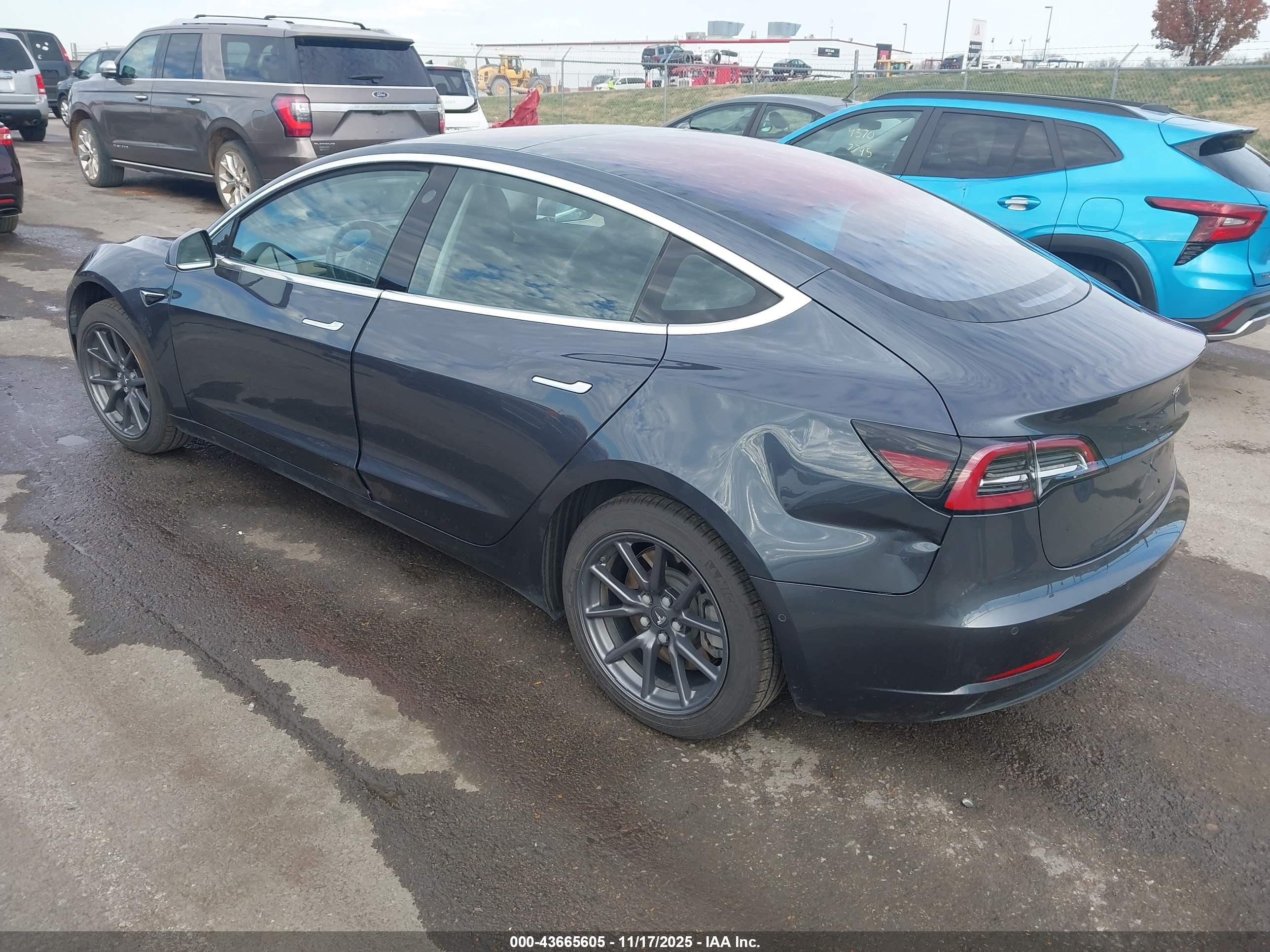 TESLA MODEL image 3