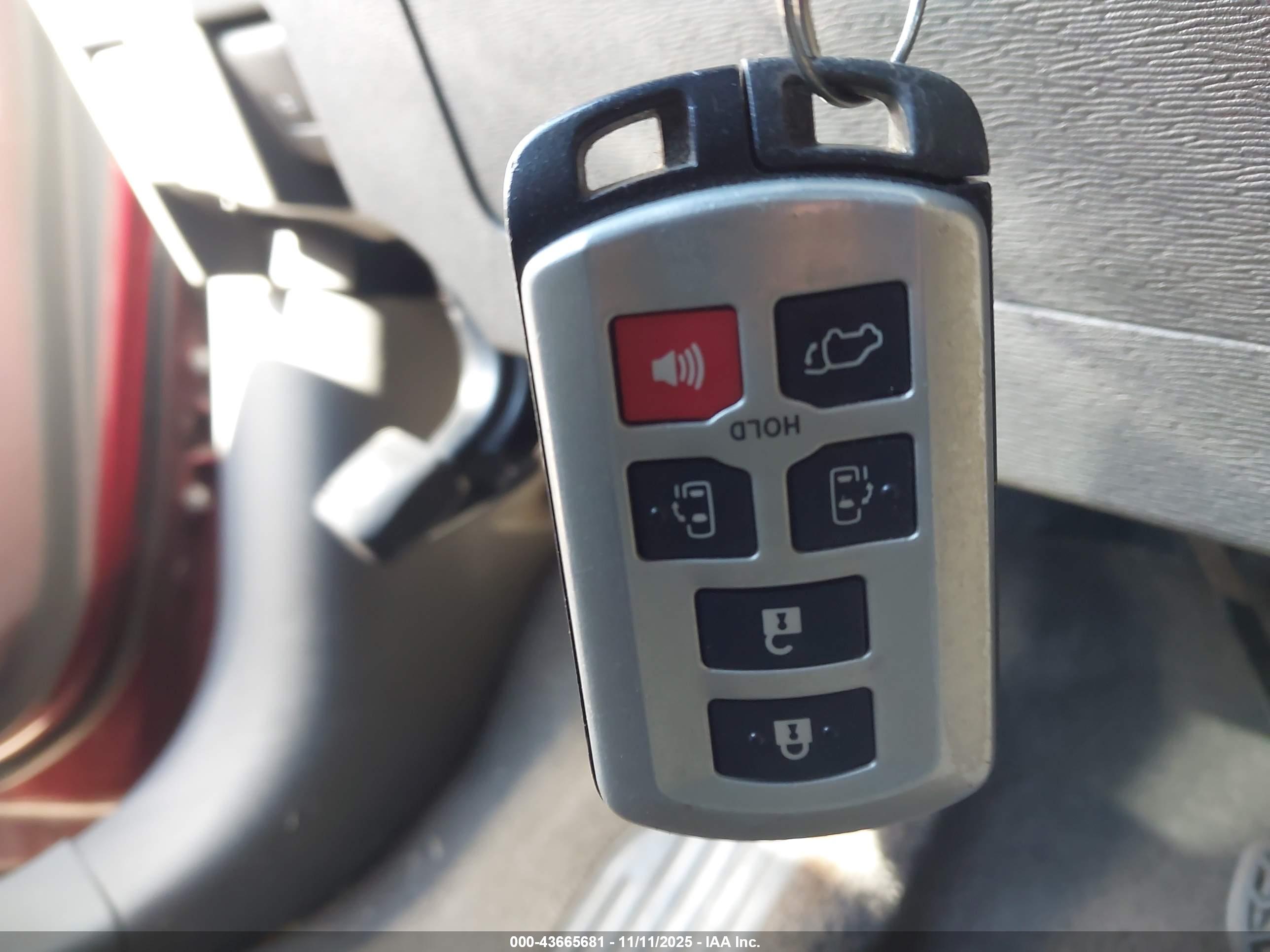 TOYOTA SIENNA image 11