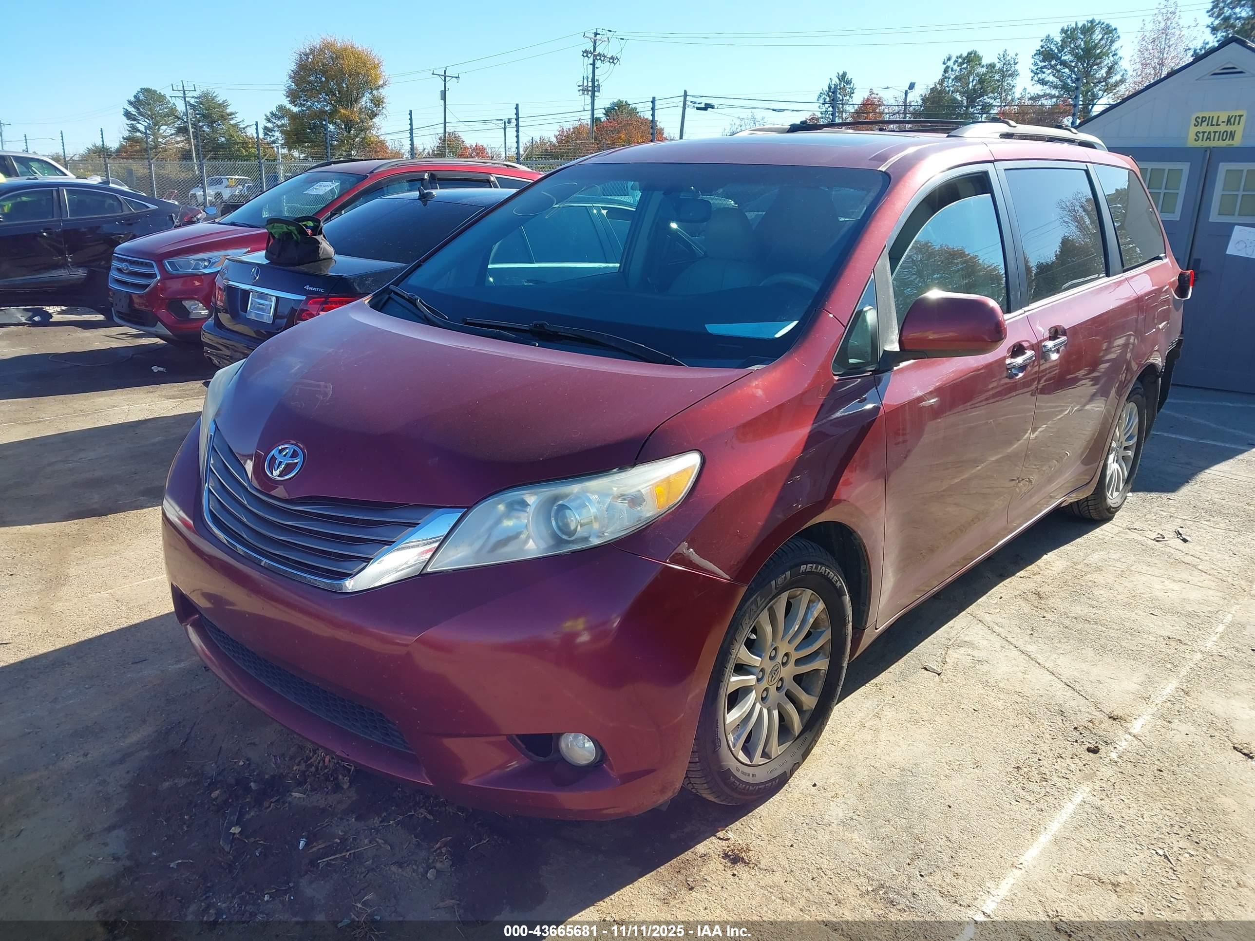 TOYOTA SIENNA image 2