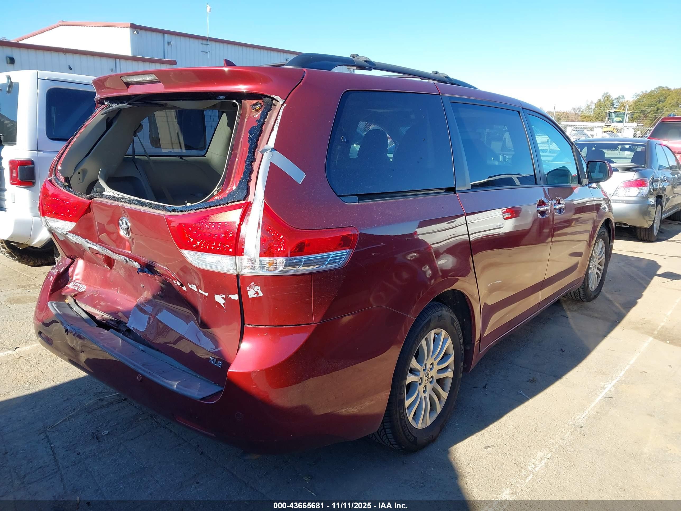 TOYOTA SIENNA image 4