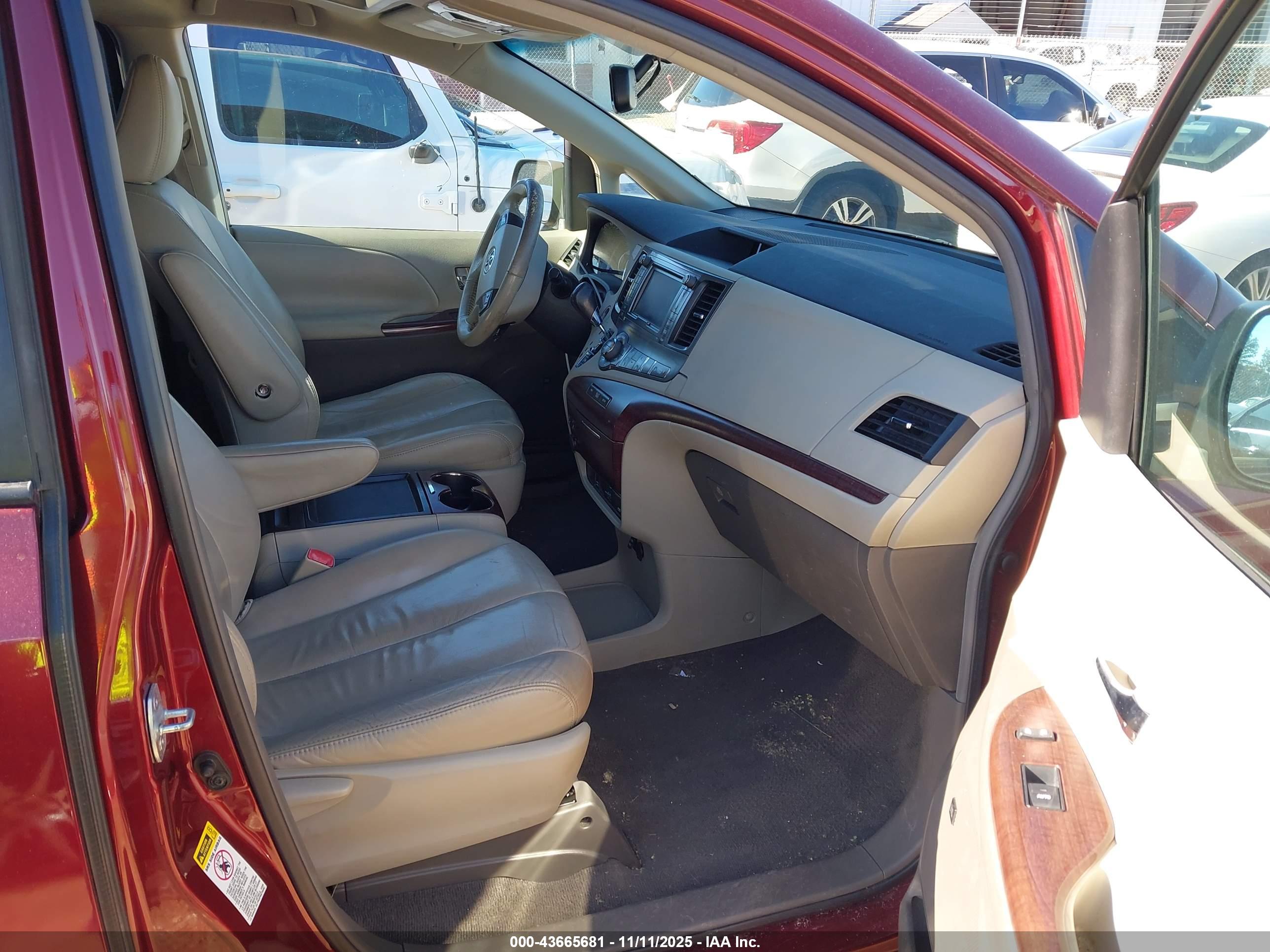 TOYOTA SIENNA image 5