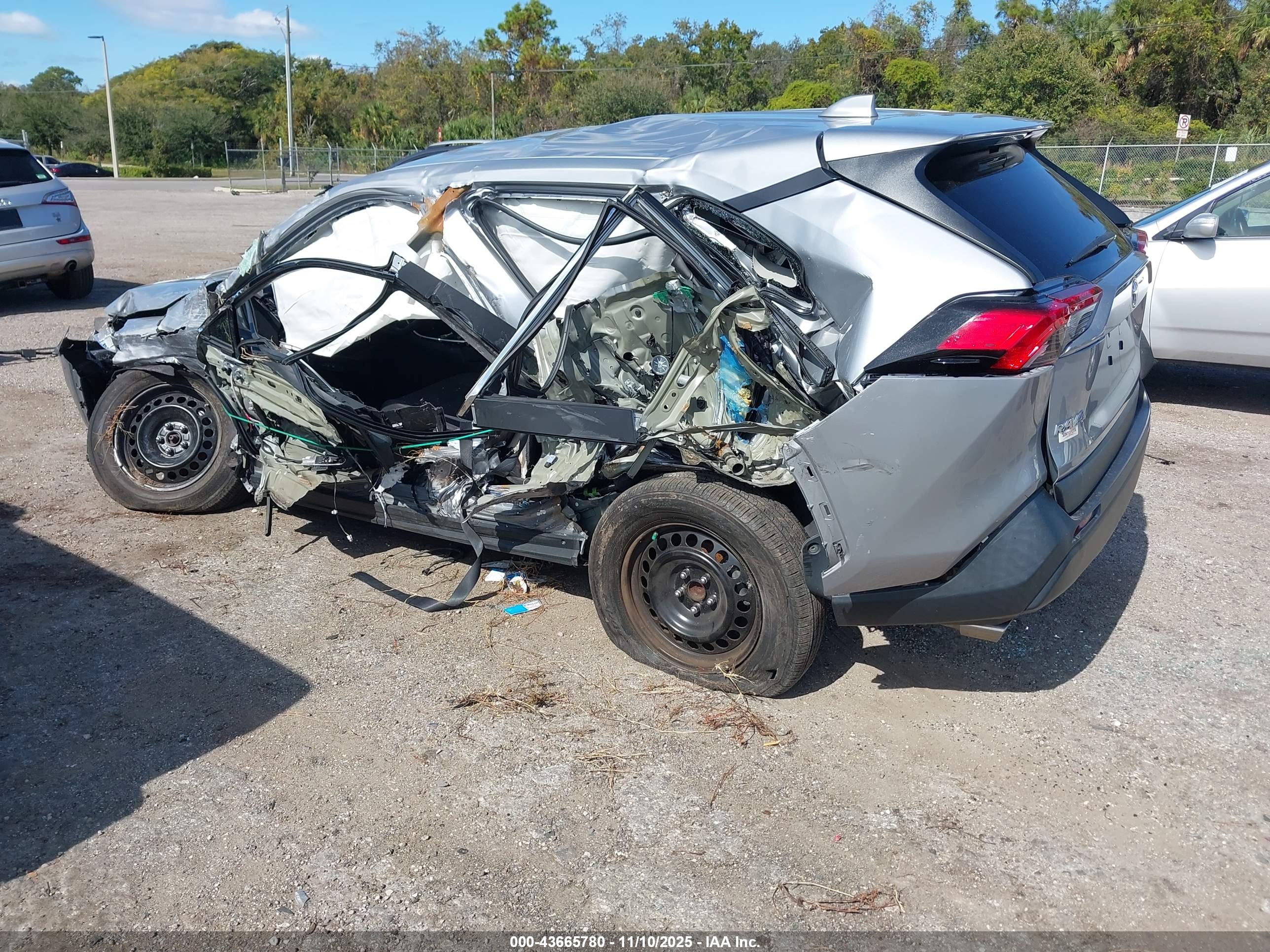 TOYOTA RAV4 image 3