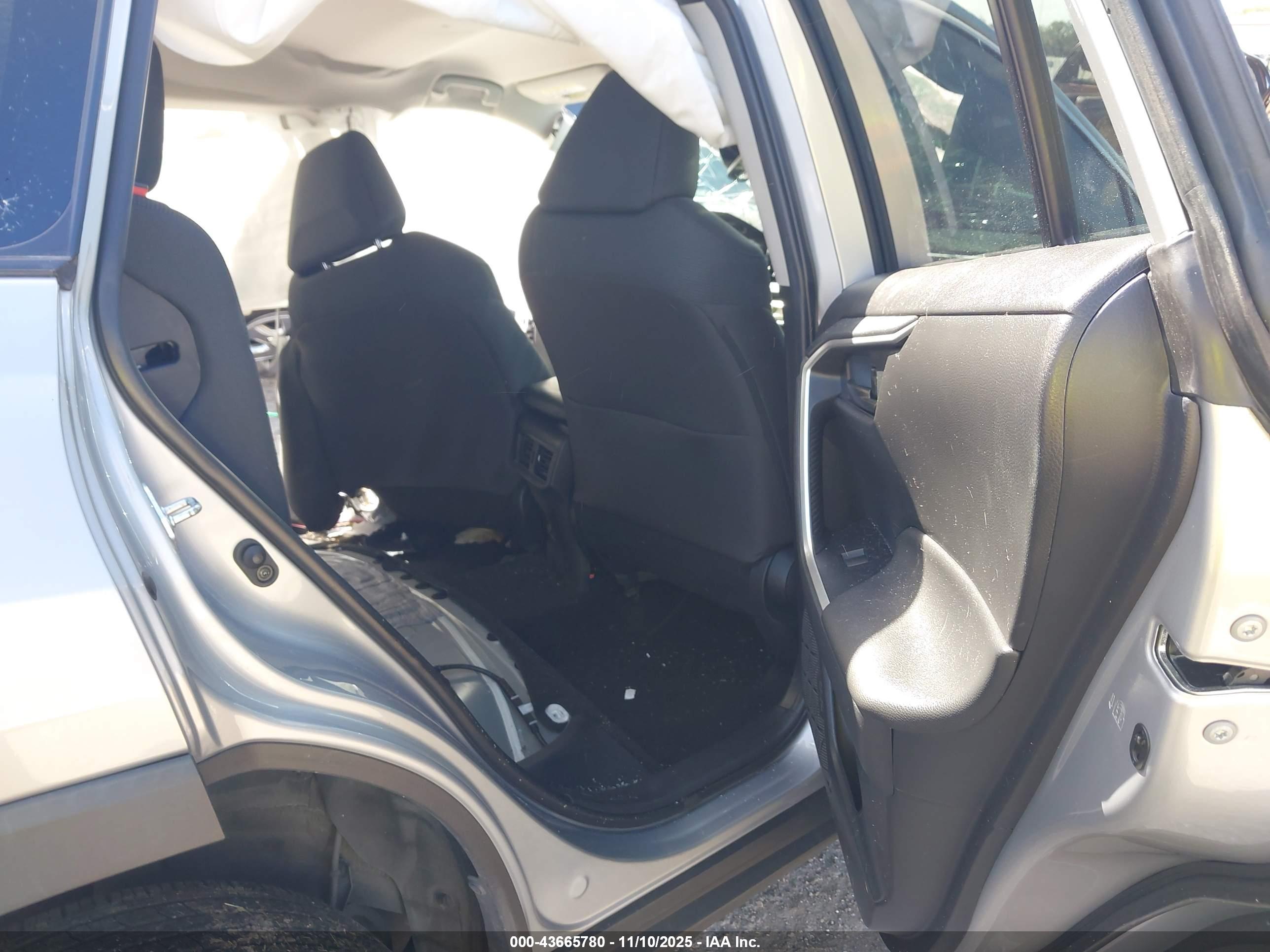 TOYOTA RAV4 image 8