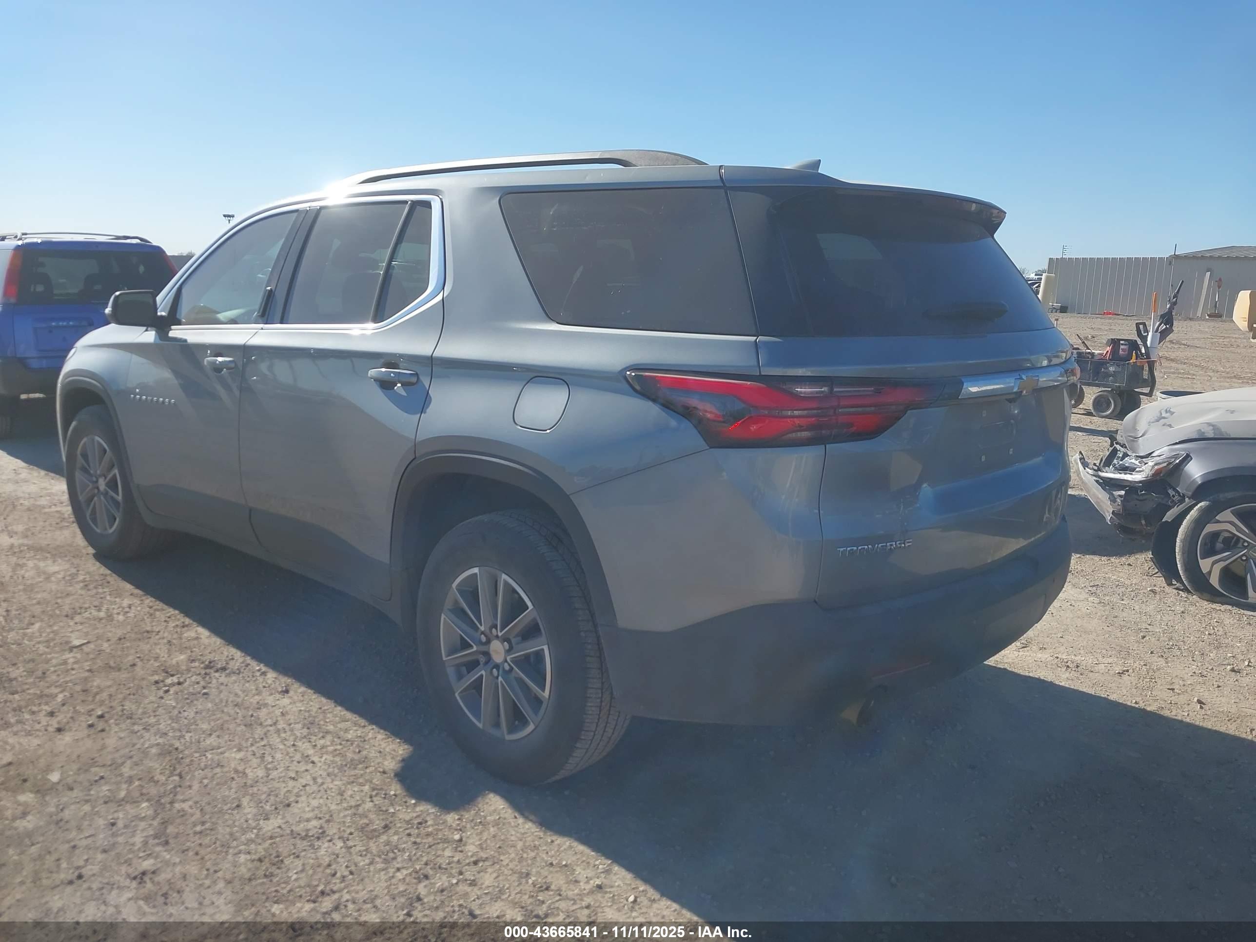 CHEVROLET TRAVERSE image 3