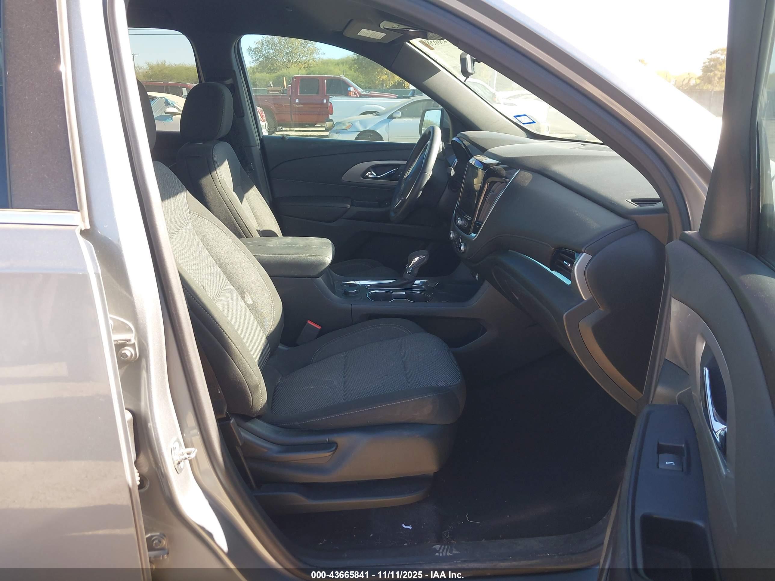 CHEVROLET TRAVERSE image 5