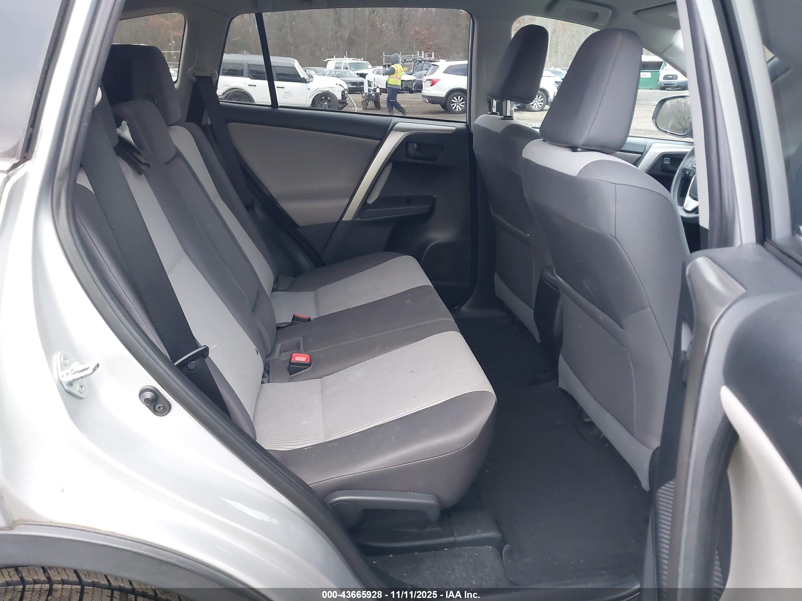 TOYOTA RAV4 image 8