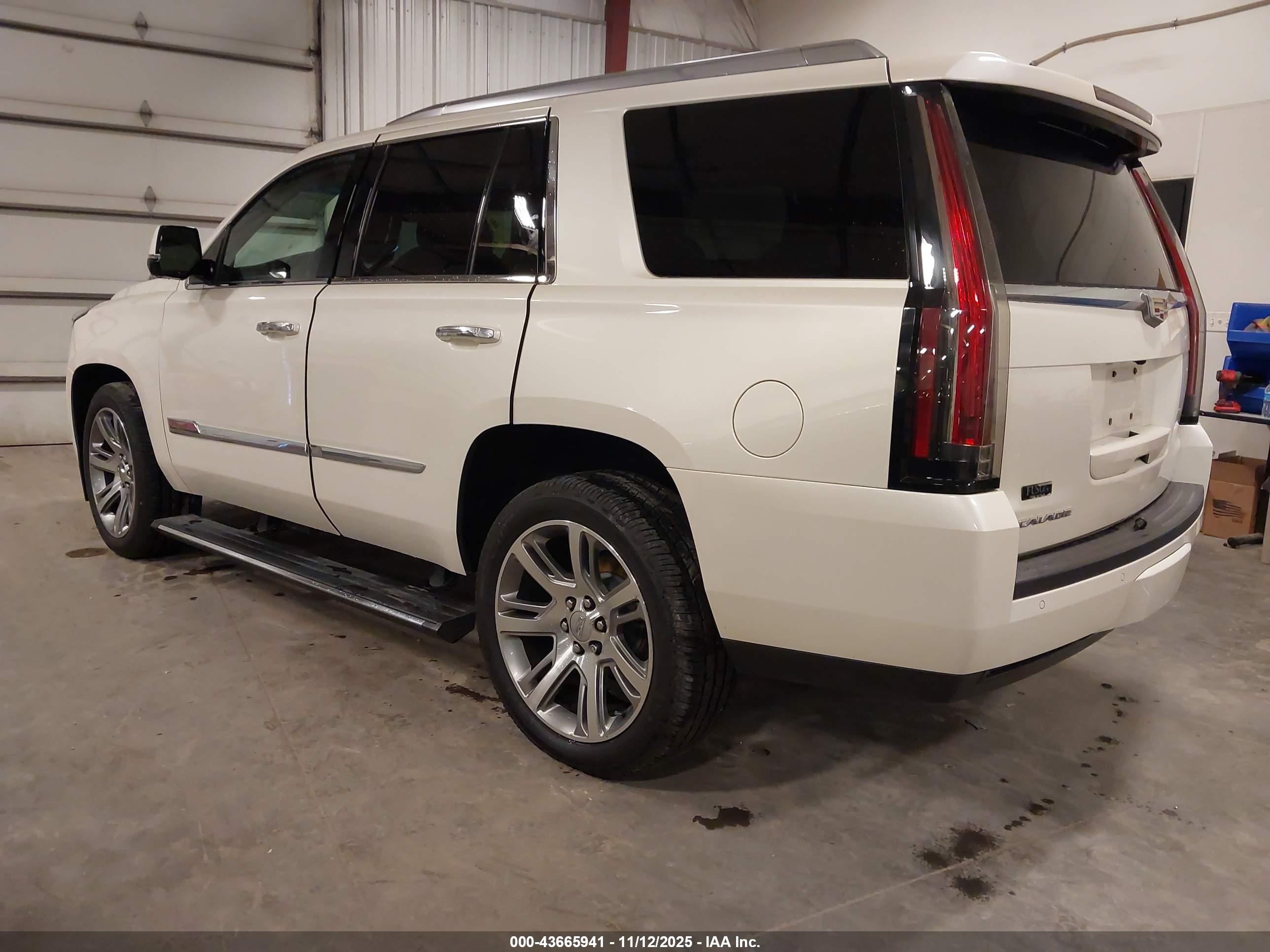 CADILLAC ESCALADE image 3