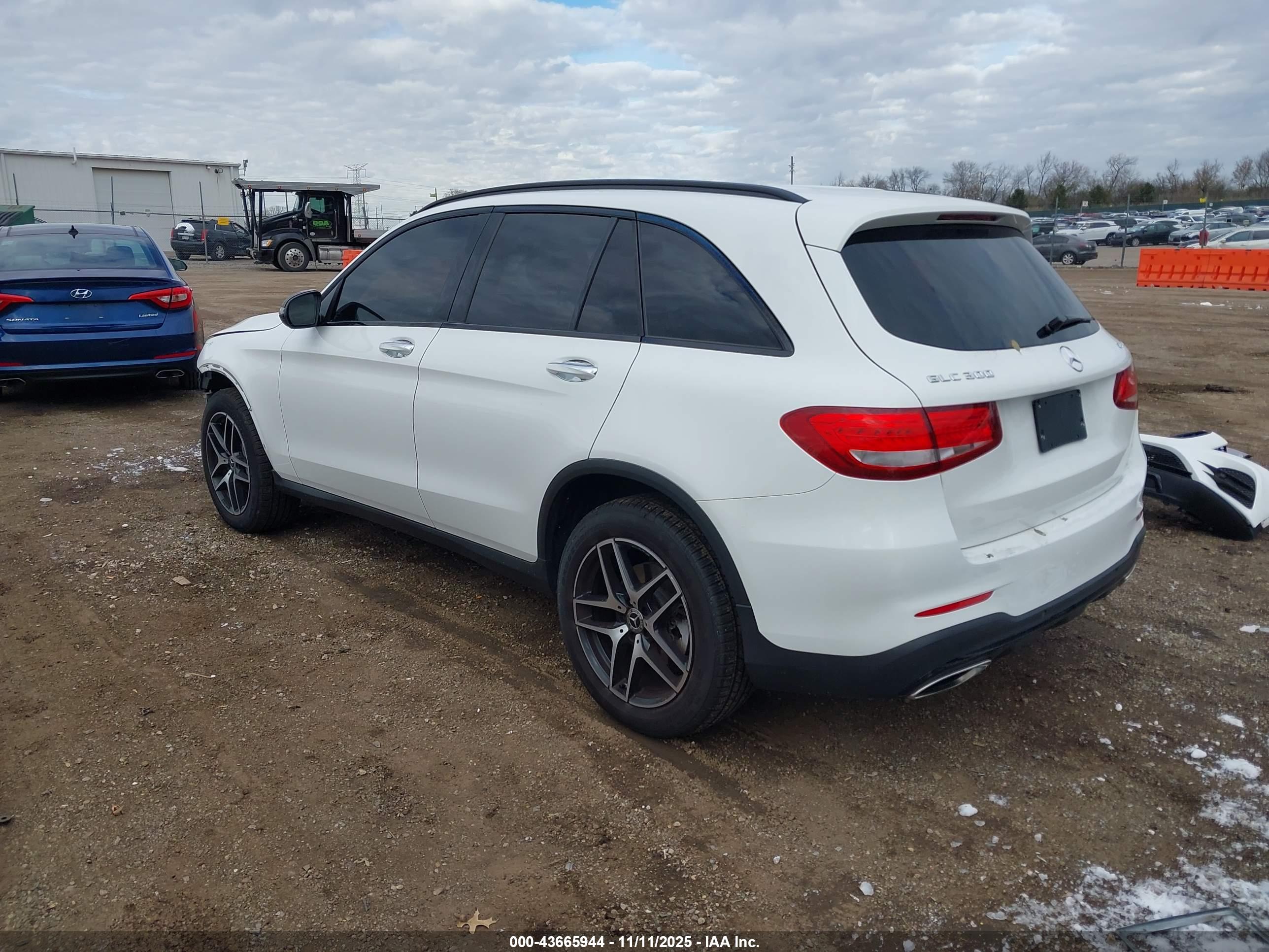 MERCEDES-BENZ GLC image 3