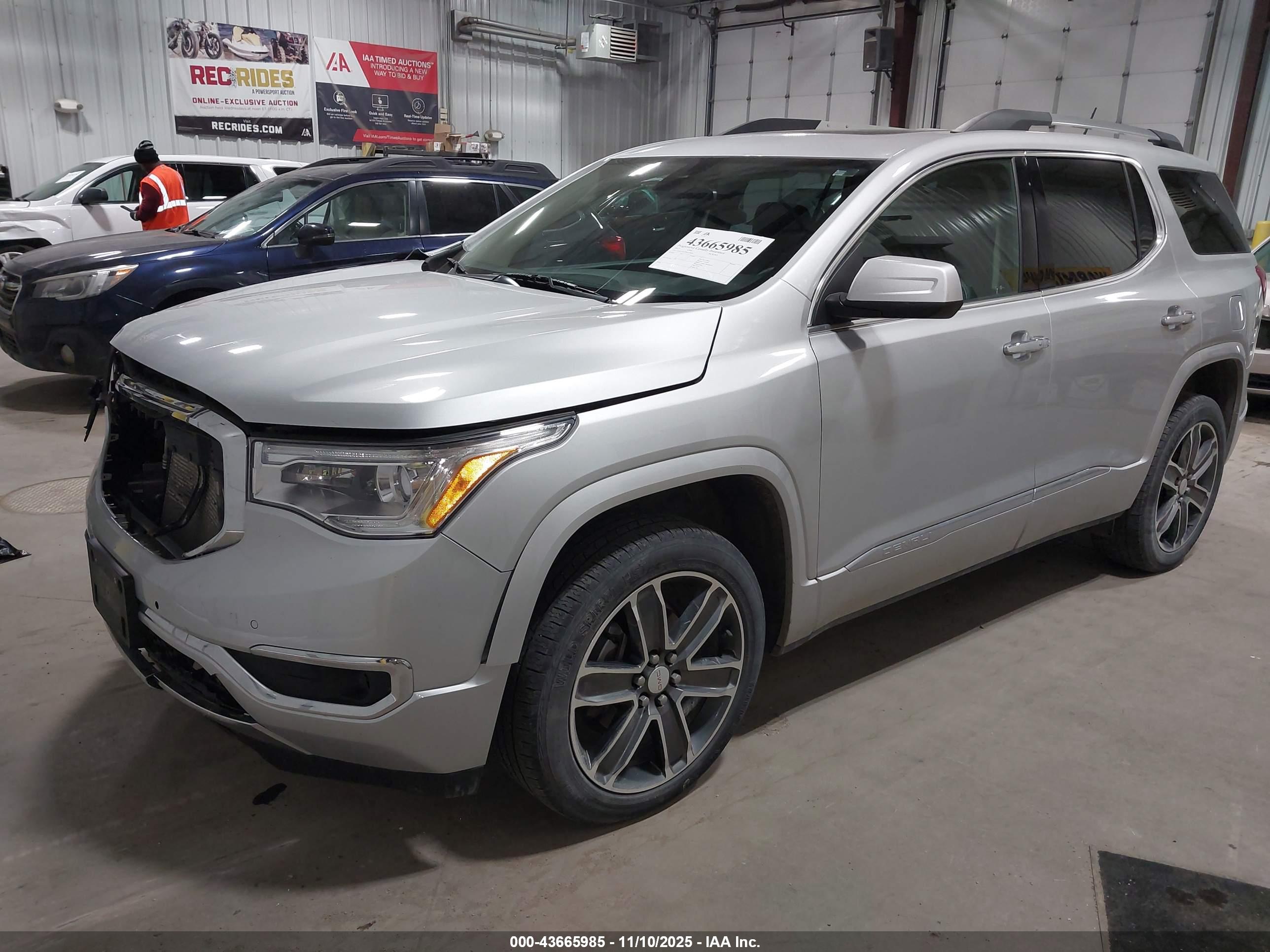 GMC ACADIA image 2