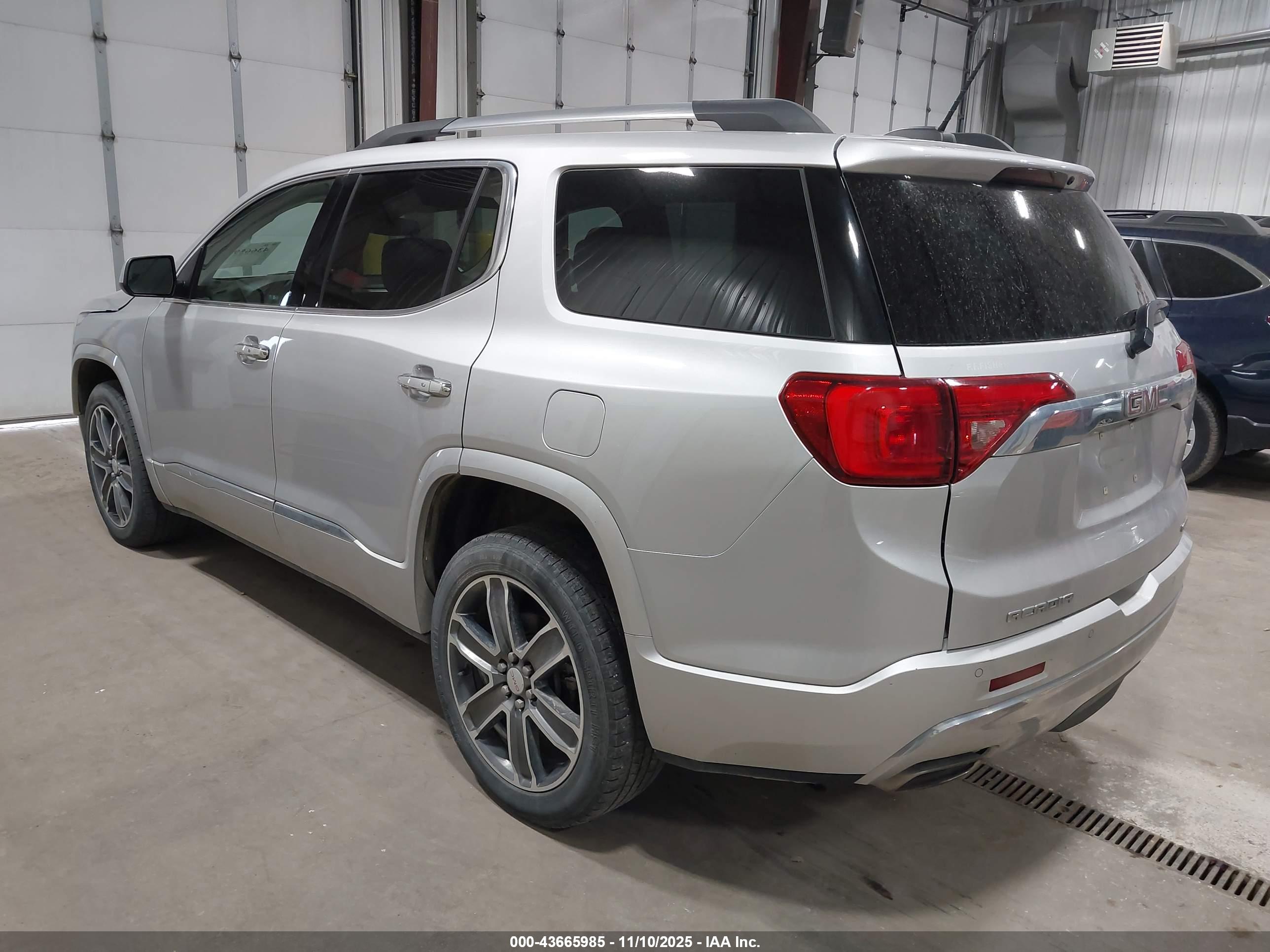 GMC ACADIA image 3