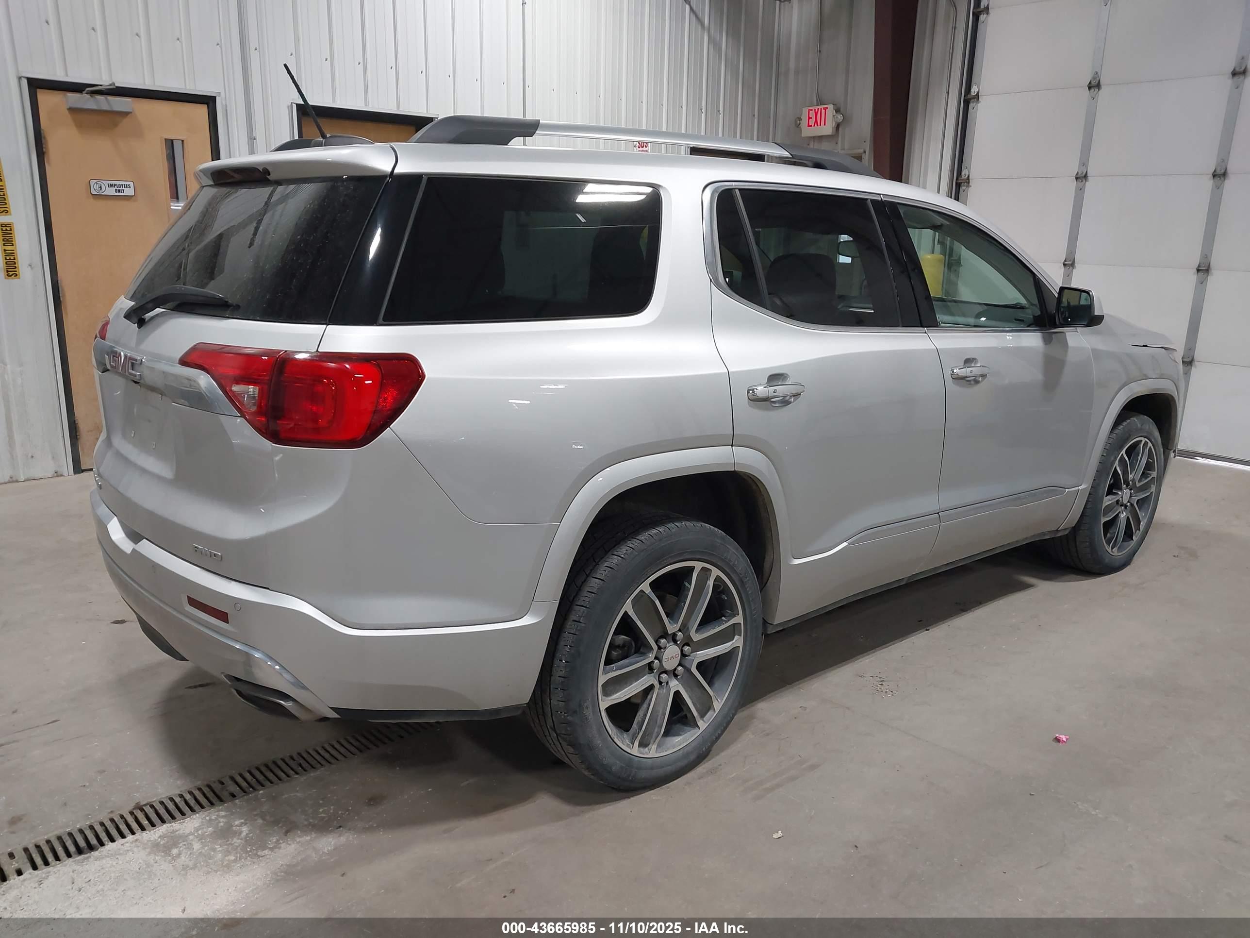 GMC ACADIA image 4