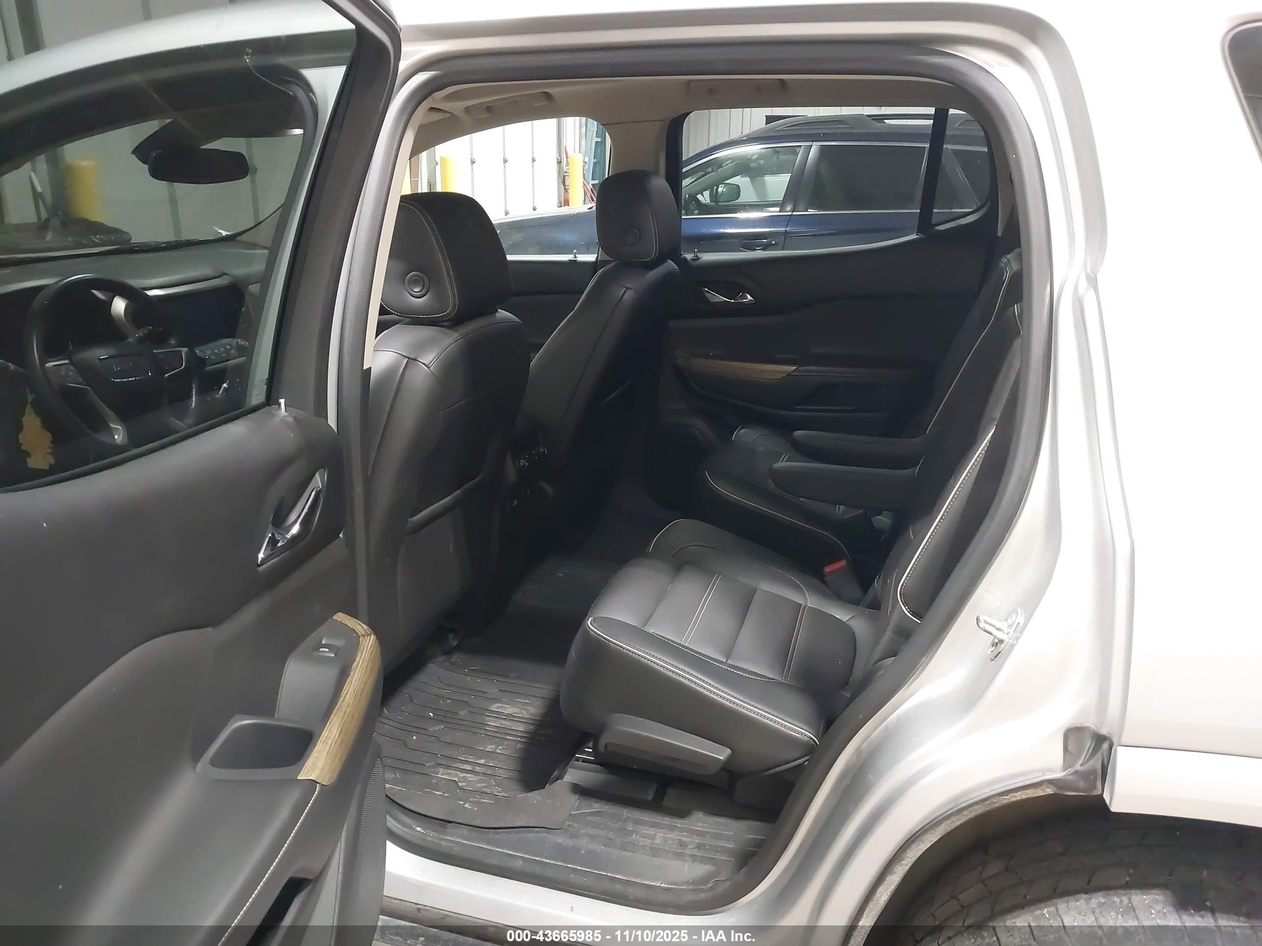 GMC ACADIA image 8