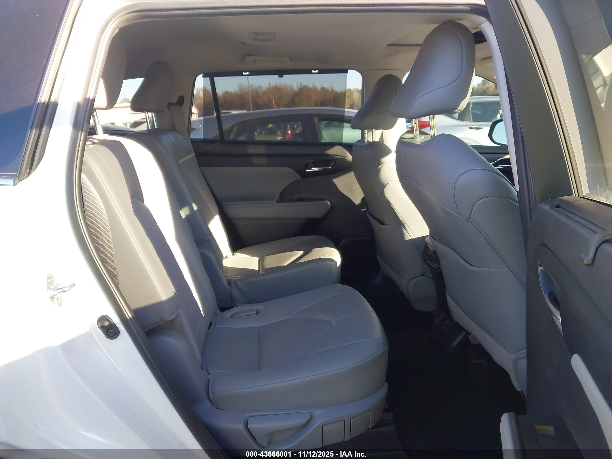 TOYOTA HIGHLANDER image 8