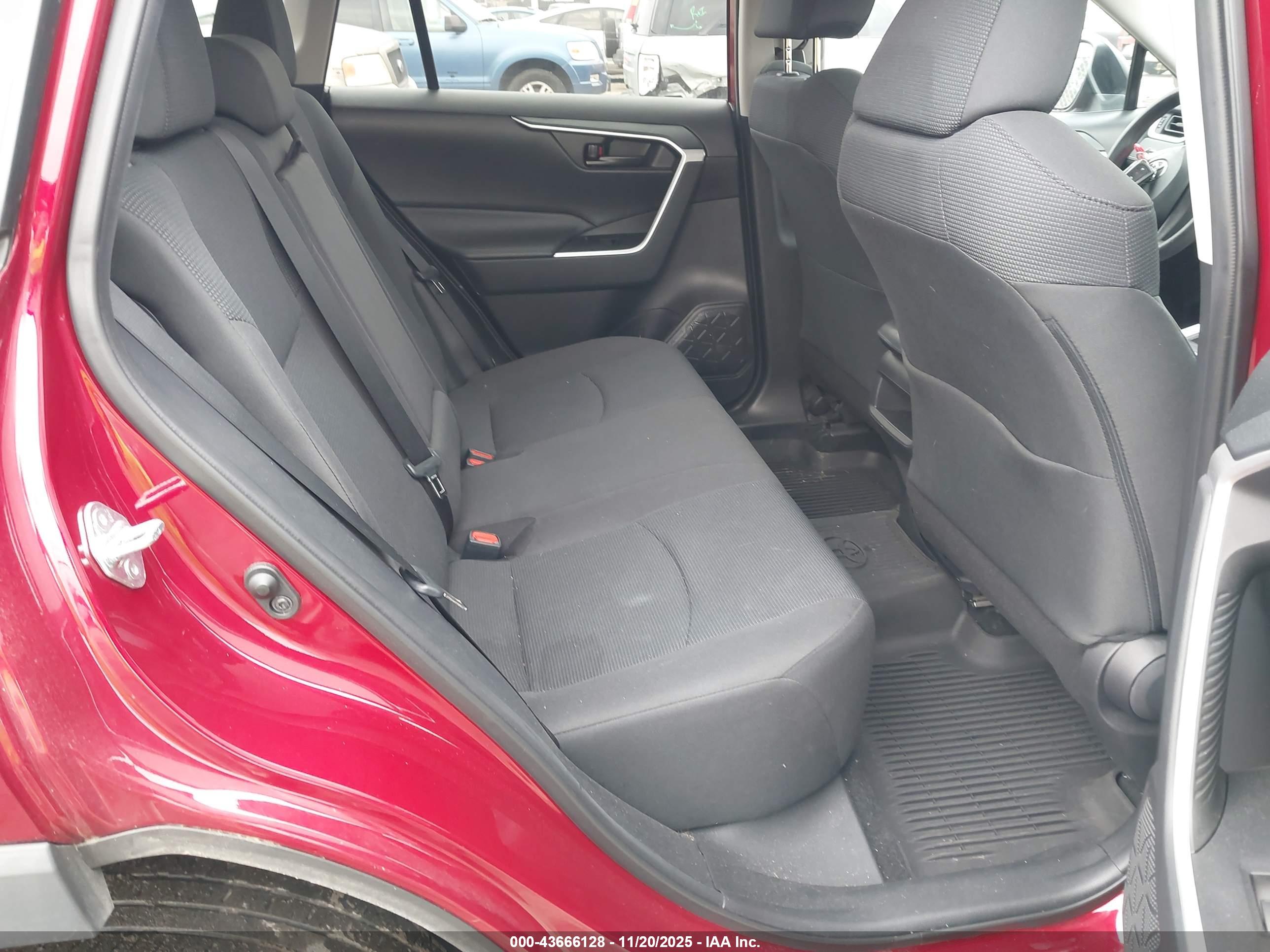 TOYOTA RAV4 image 8