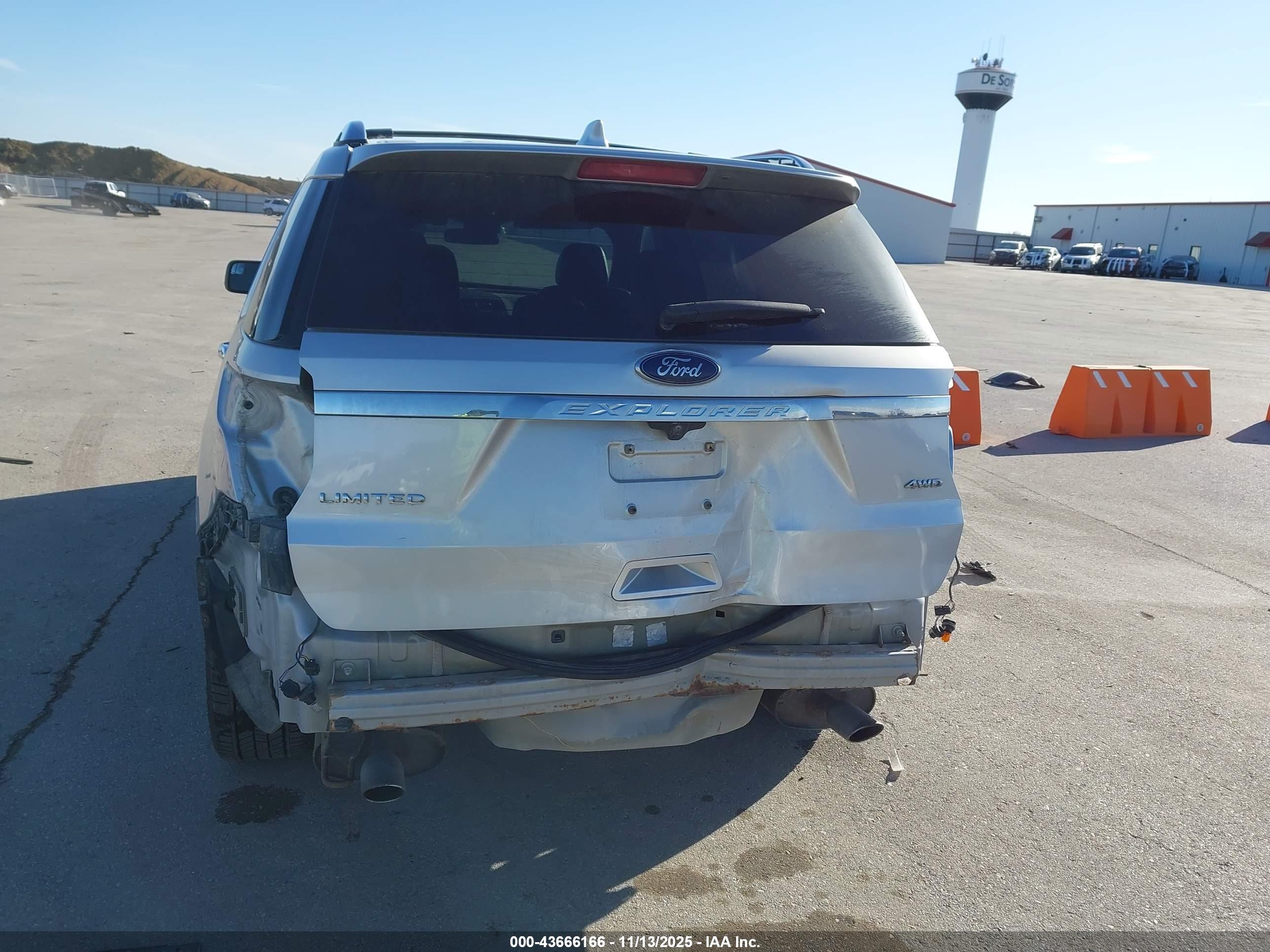 FORD EXPLORER image 6