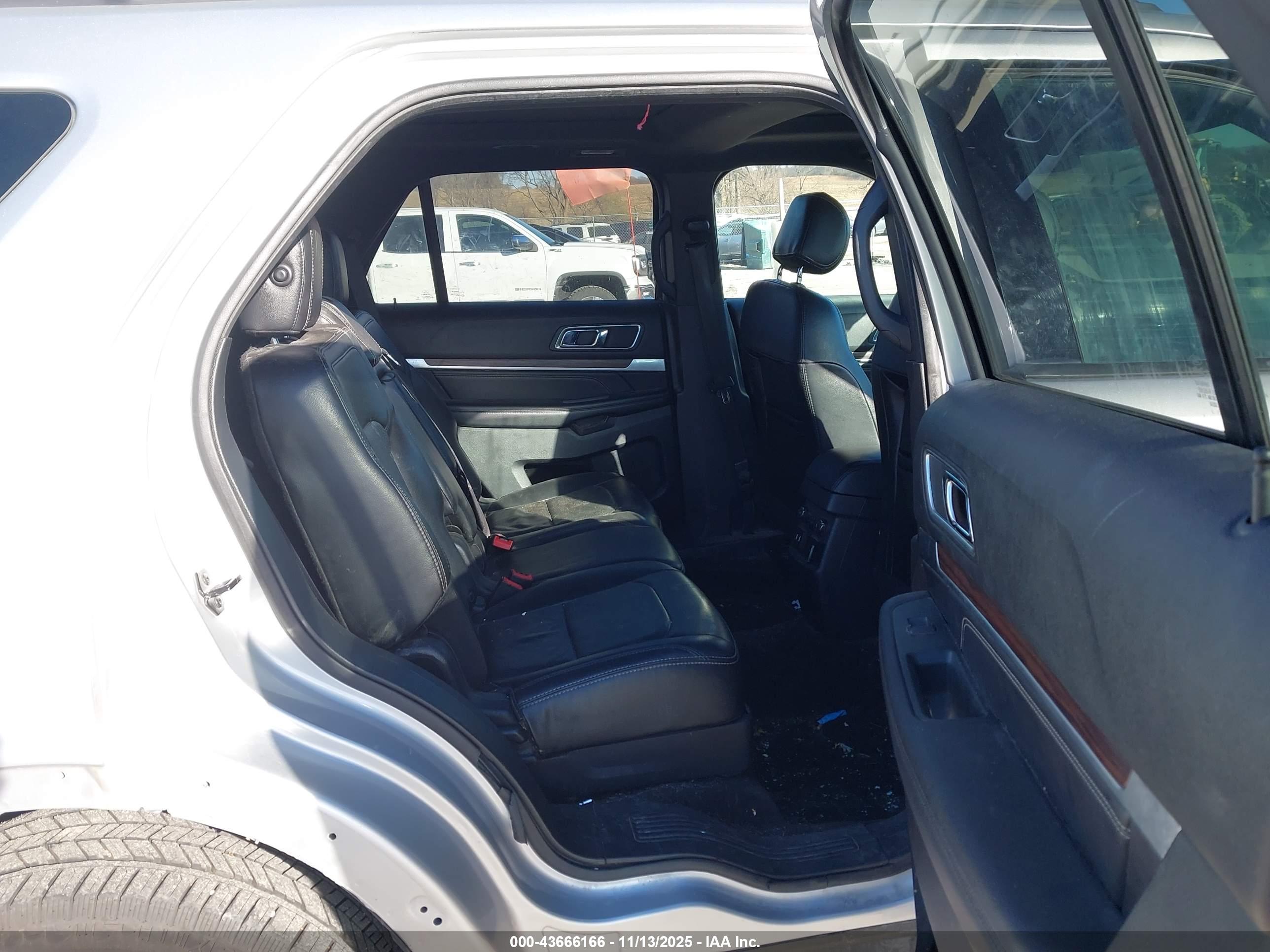 FORD EXPLORER image 8