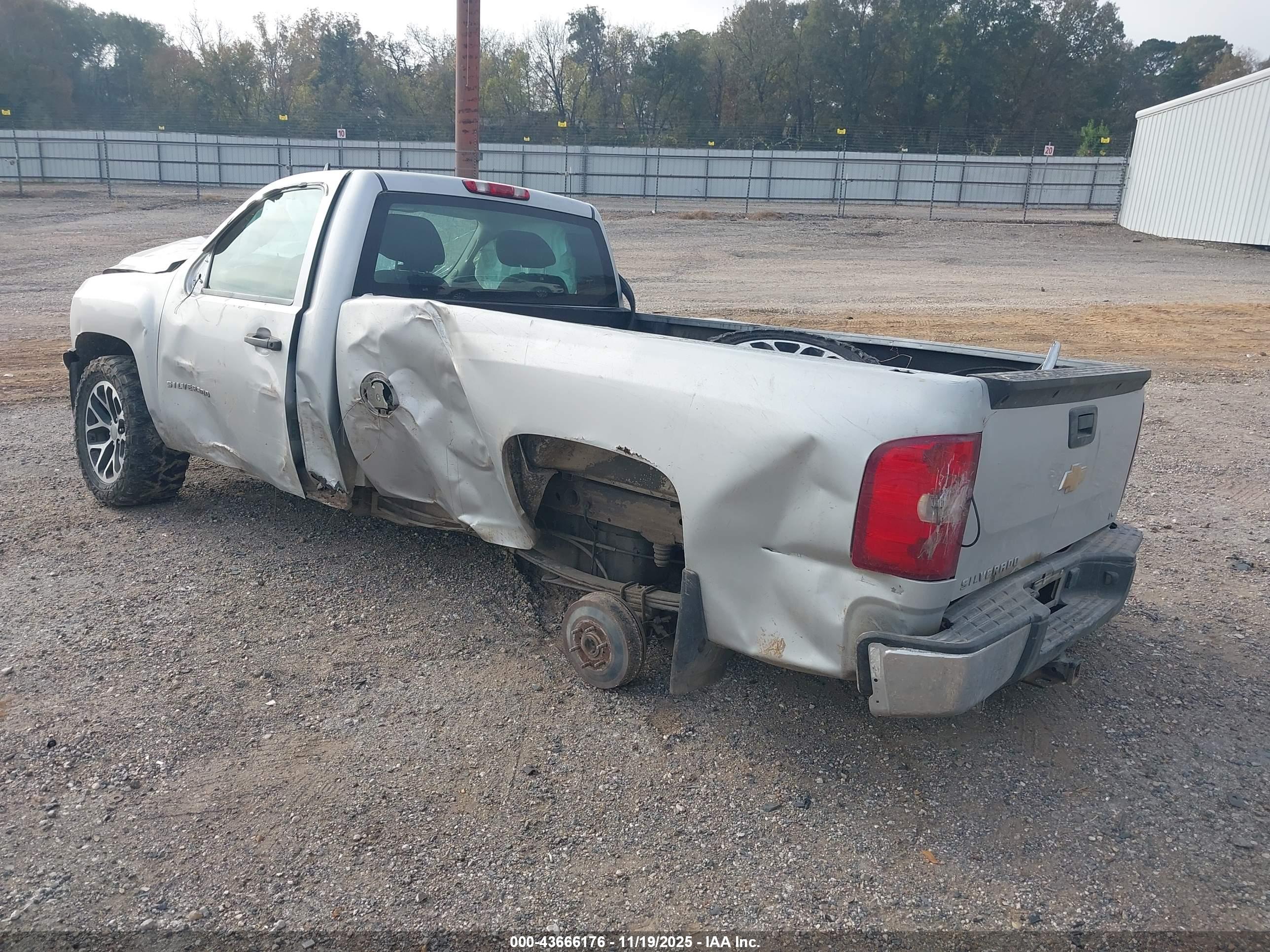 CHEVROLET SILVERADO image 3