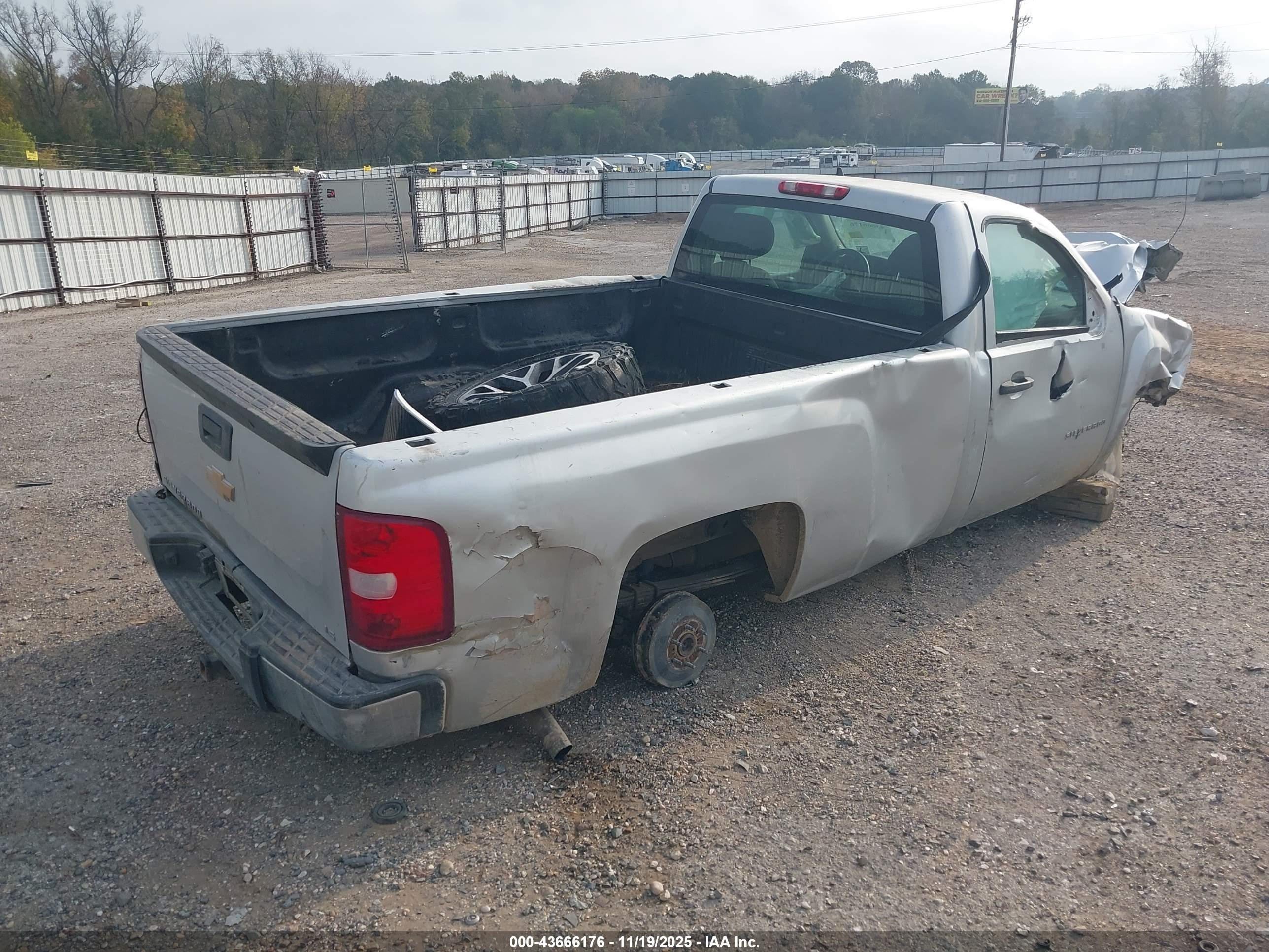 CHEVROLET SILVERADO image 4