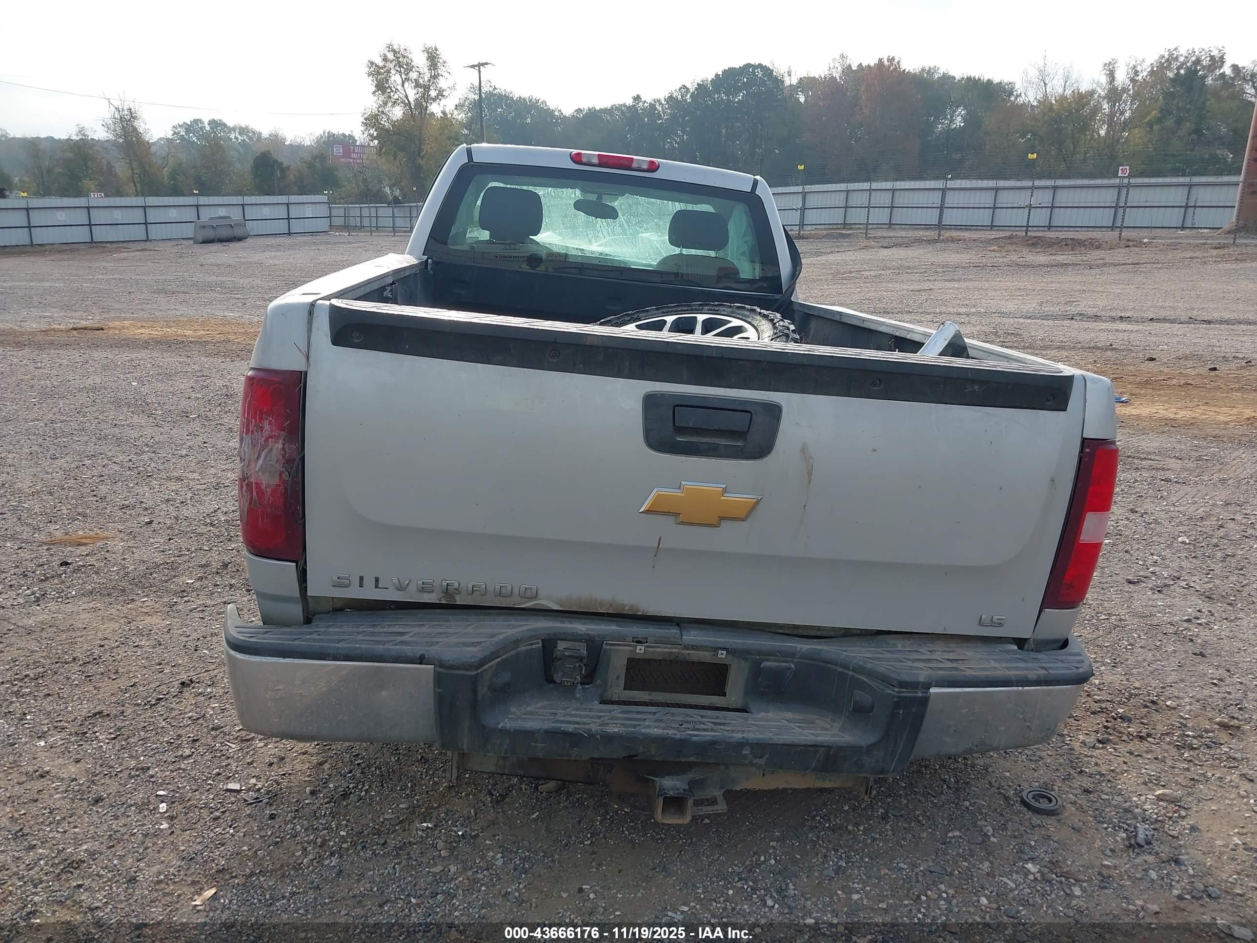 CHEVROLET SILVERADO image 8