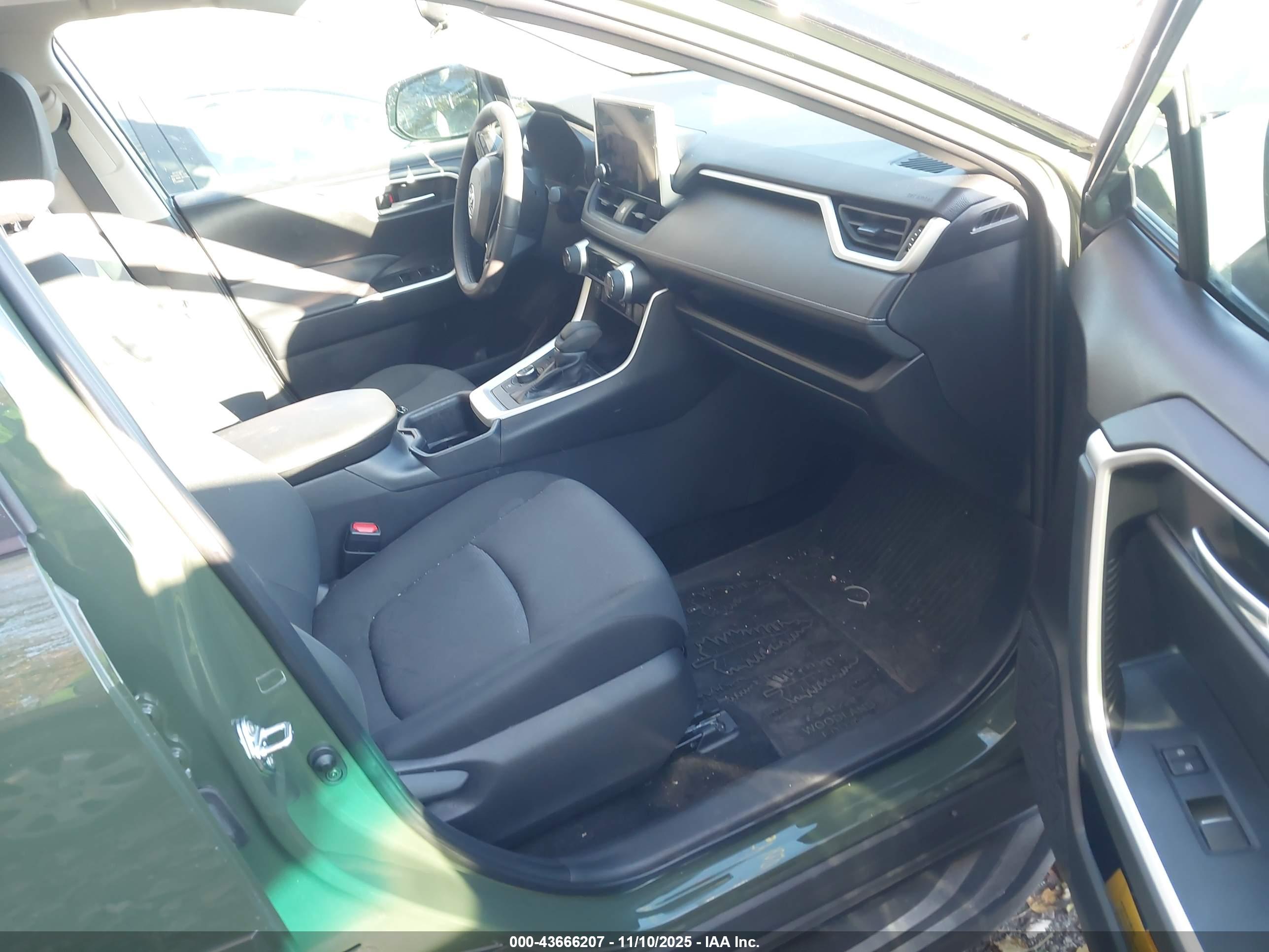 TOYOTA RAV4 image 5