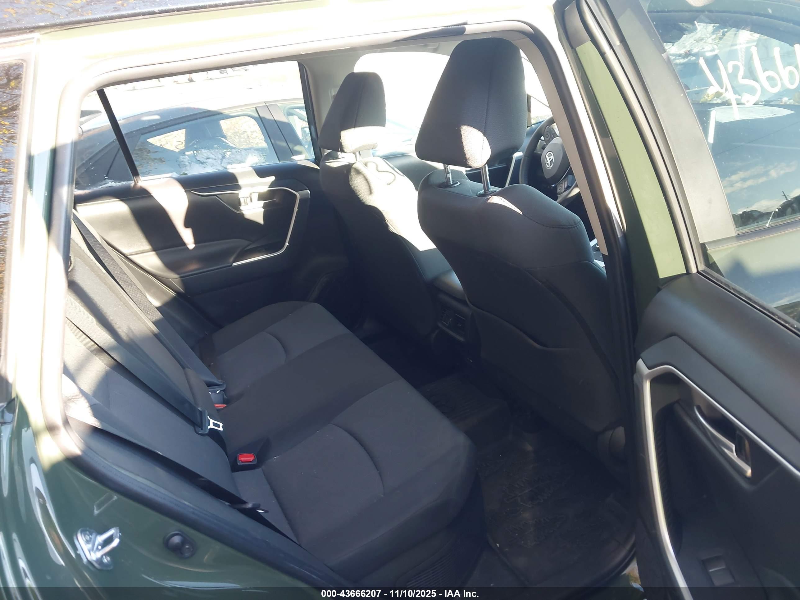 TOYOTA RAV4 image 8