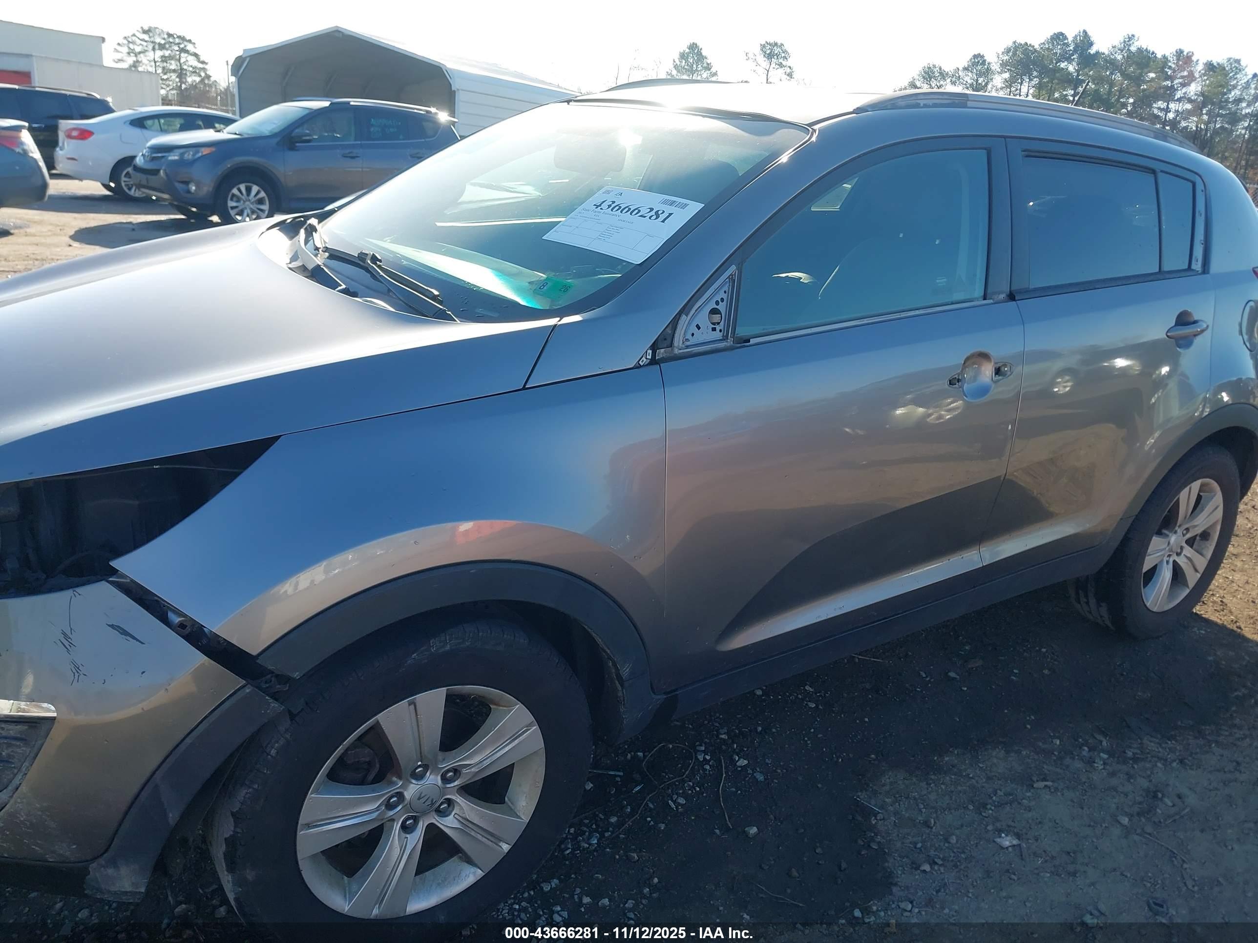 KIA SPORTAGE image 6