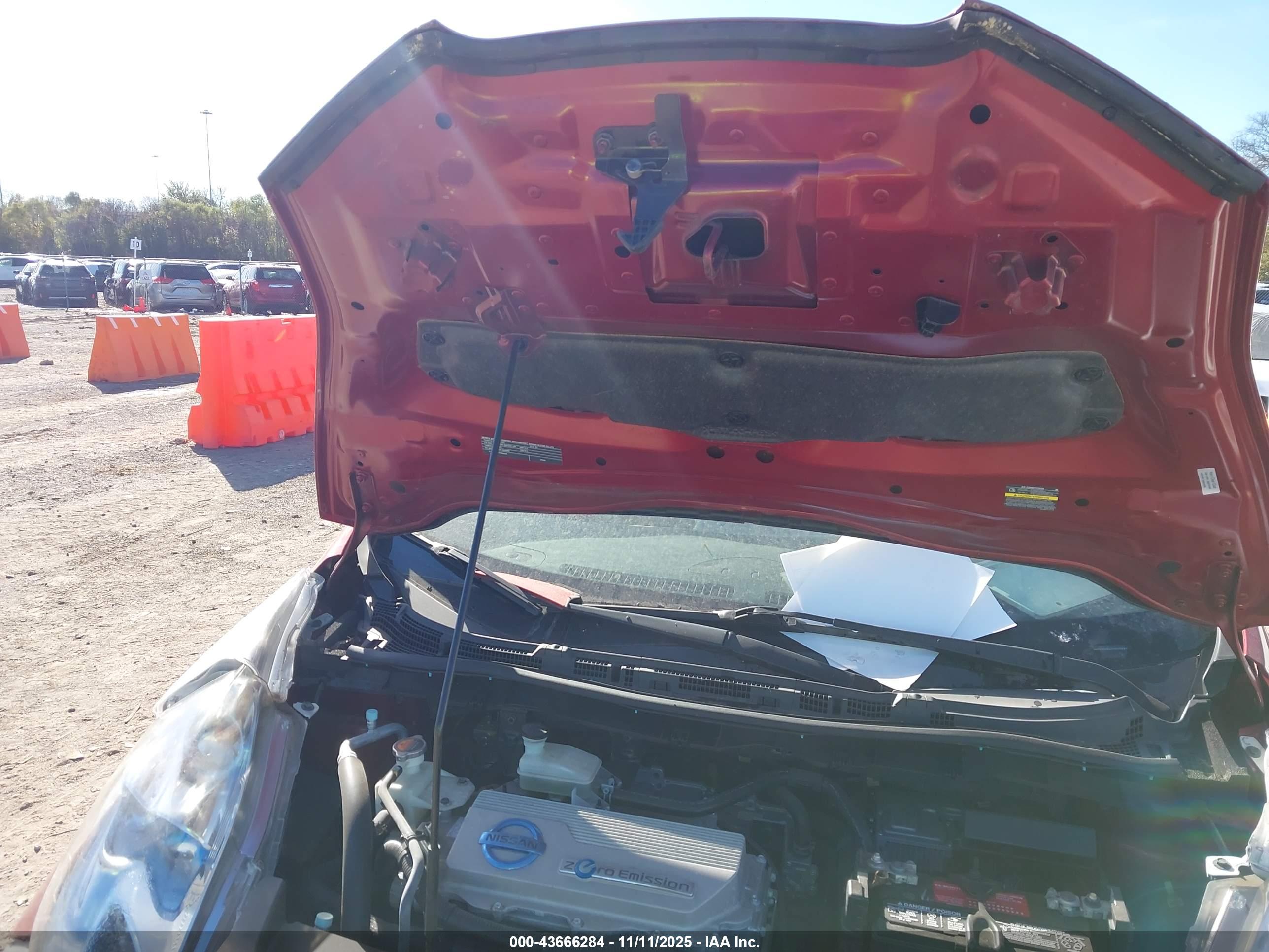 NISSAN LEAF image 10