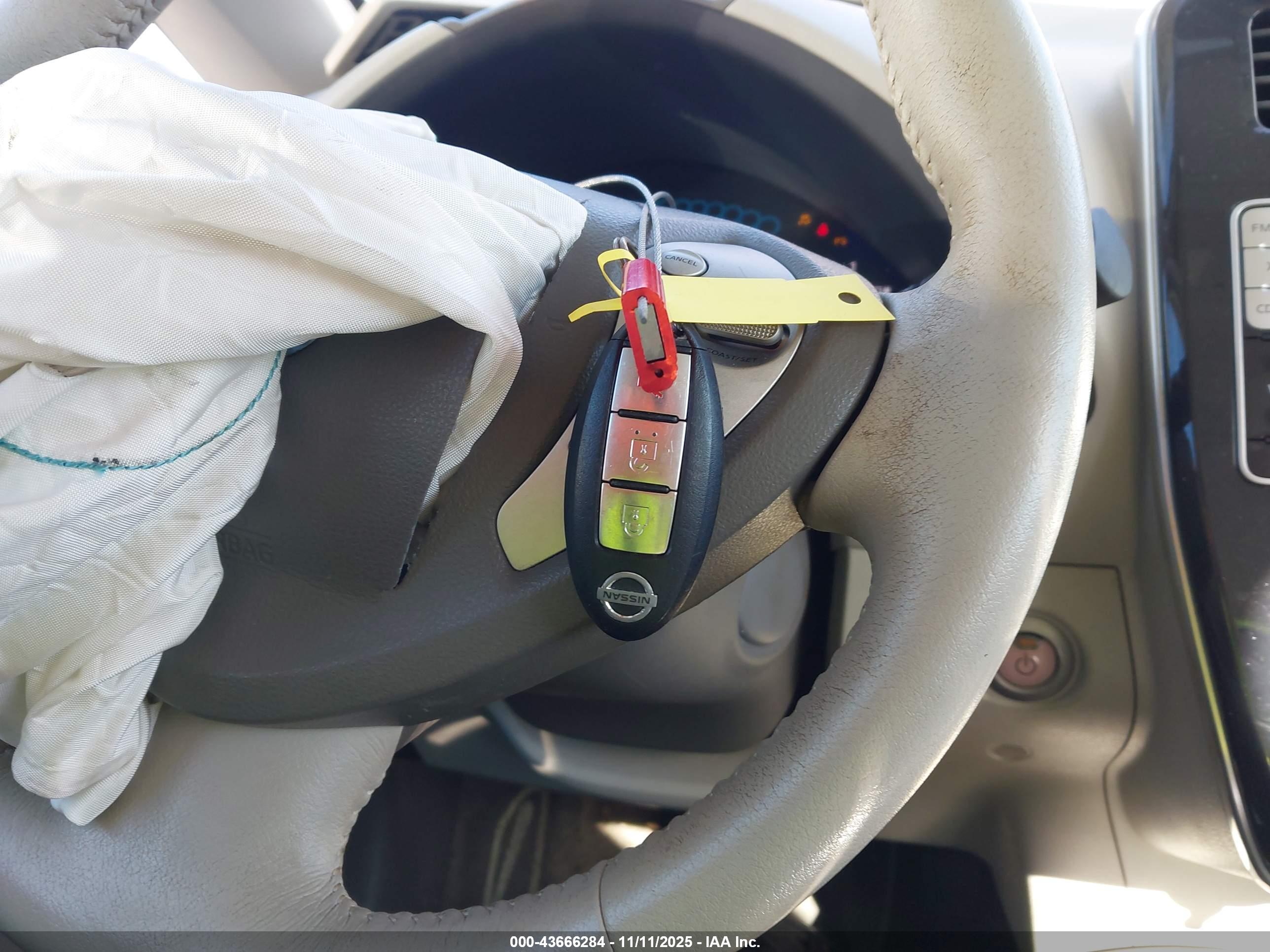 NISSAN LEAF image 11